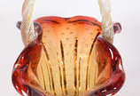 Cesta de Murano na cor laranja degradé com bolh... - Cesta de Murano na cor laranja degradé com bolhas decorativas internamente, alça retorcida .