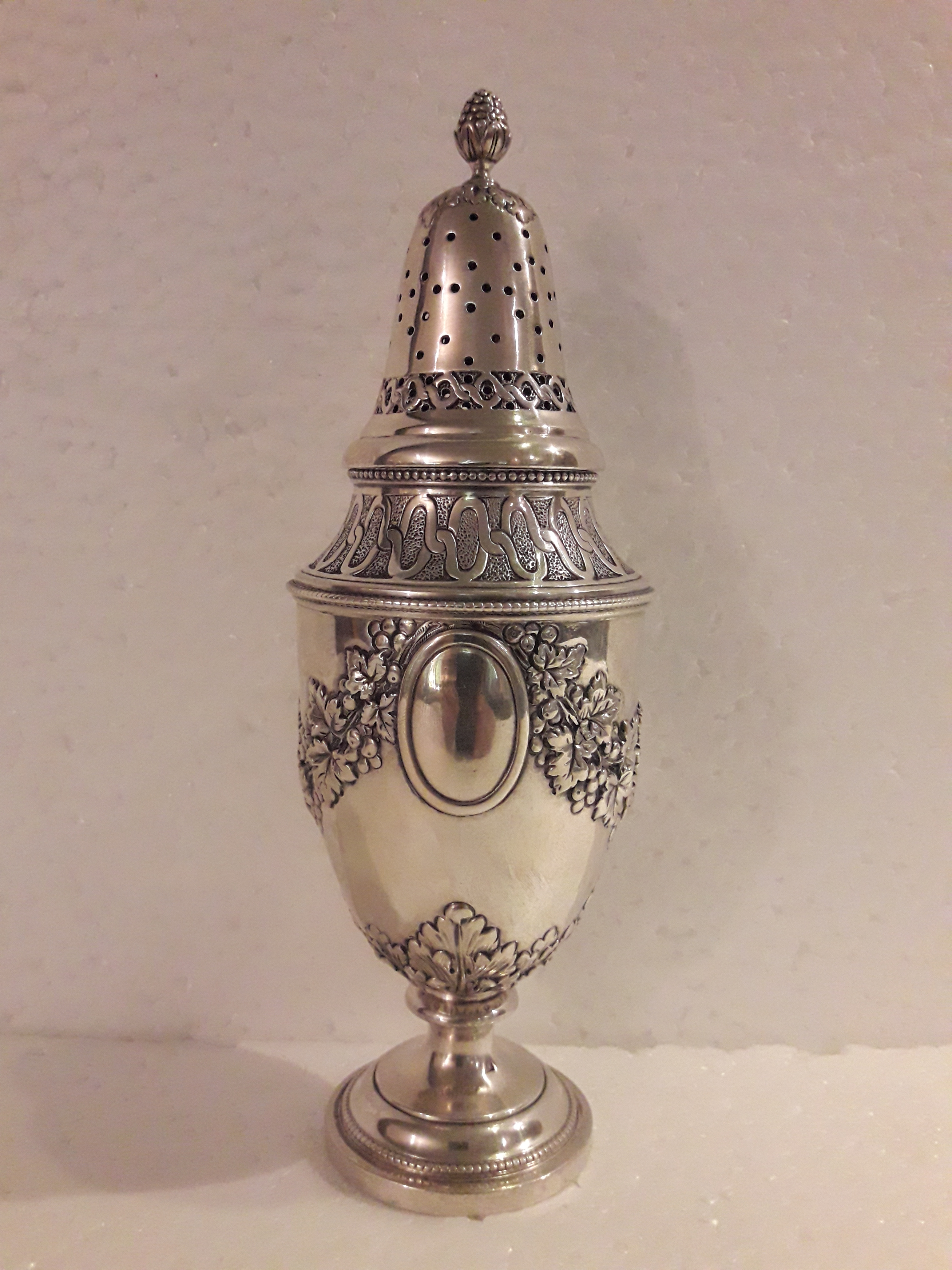Caster (polvilhador) – Prata francesa – Decoração em feitio de... - foto 1 de 2