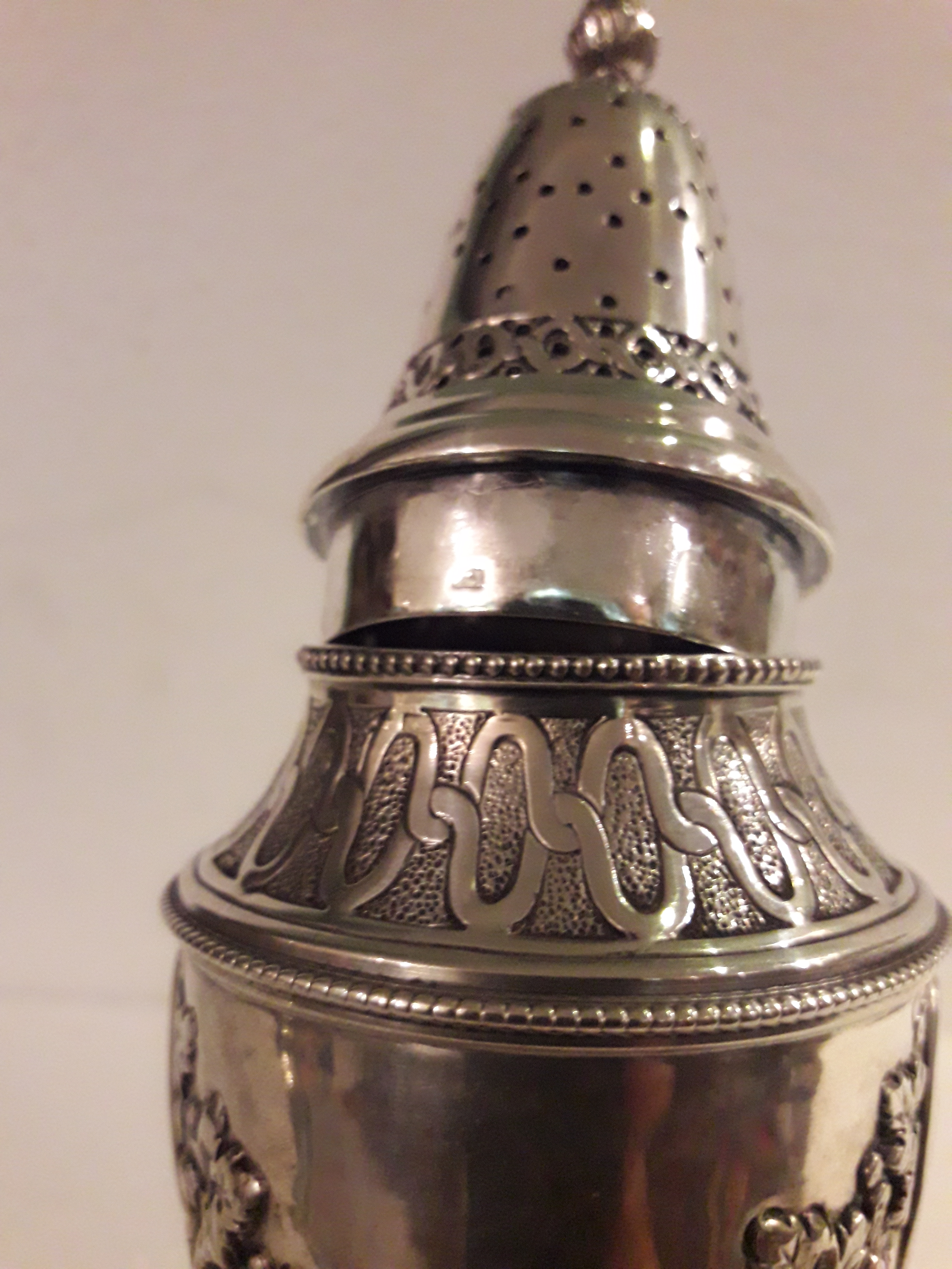 Caster (polvilhador) – Prata francesa – Decoração em feitio de... - foto 2 de 2