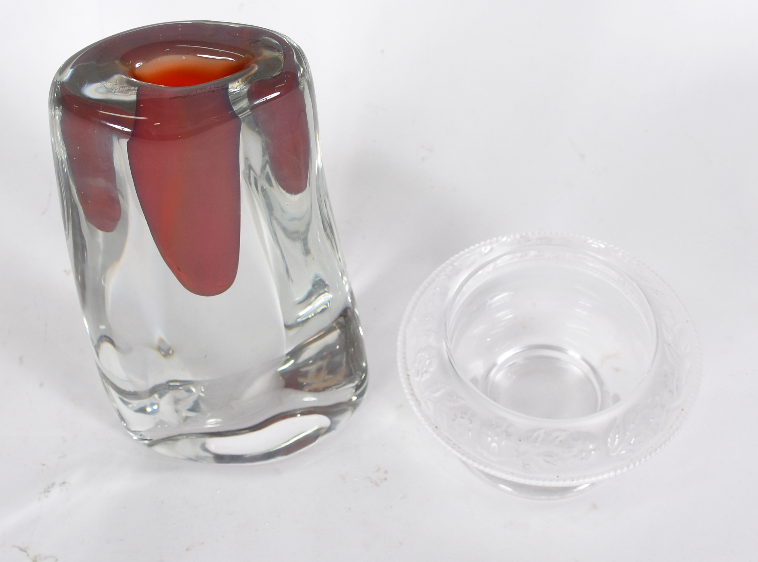 Duas peças, sendo uma vaso de Murano com detalhe na cor vinho e um... - foto 2 de 5