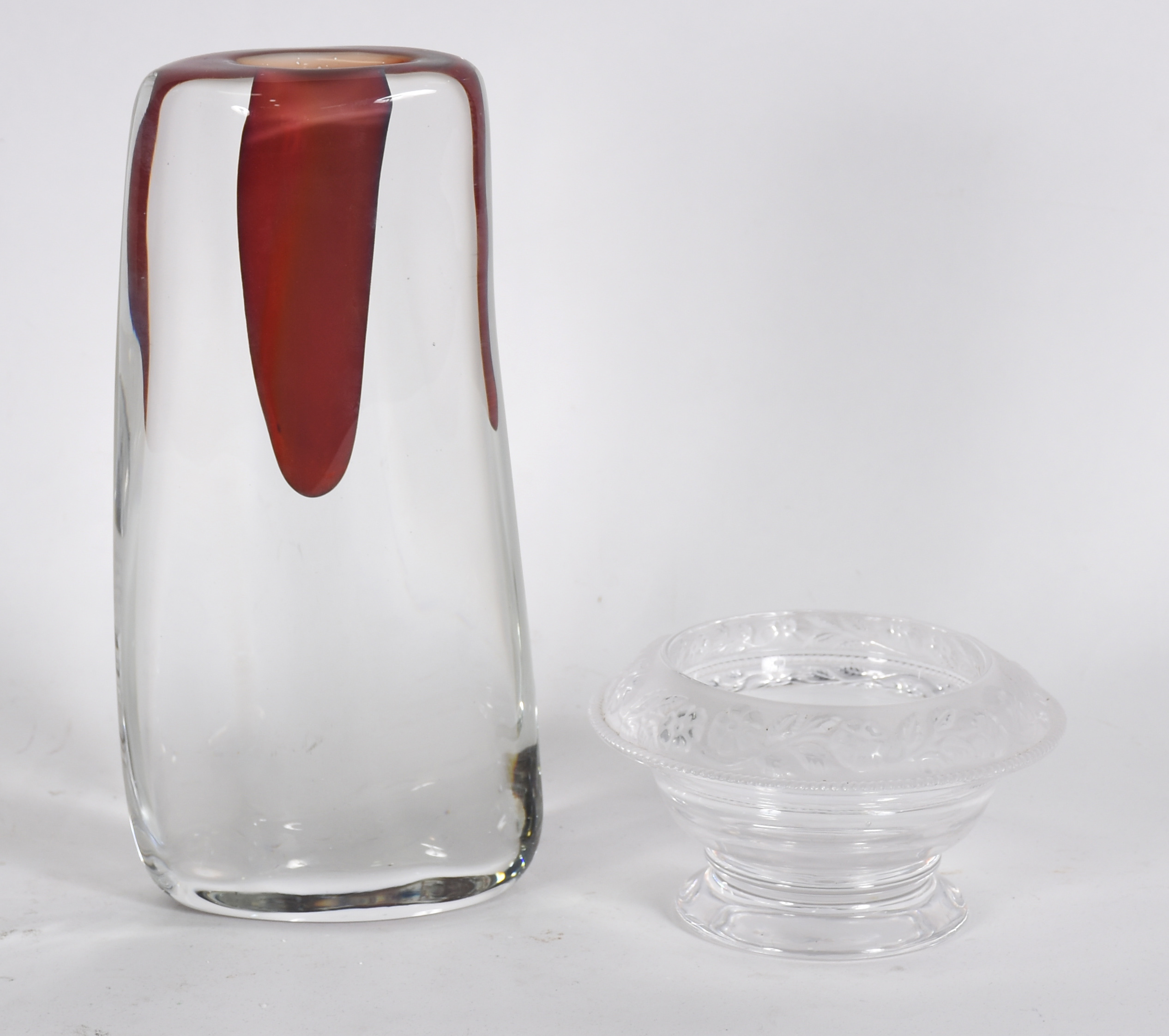 Duas peças, sendo uma vaso de Murano com detalhe na cor vinho e um... - foto 1 de 5