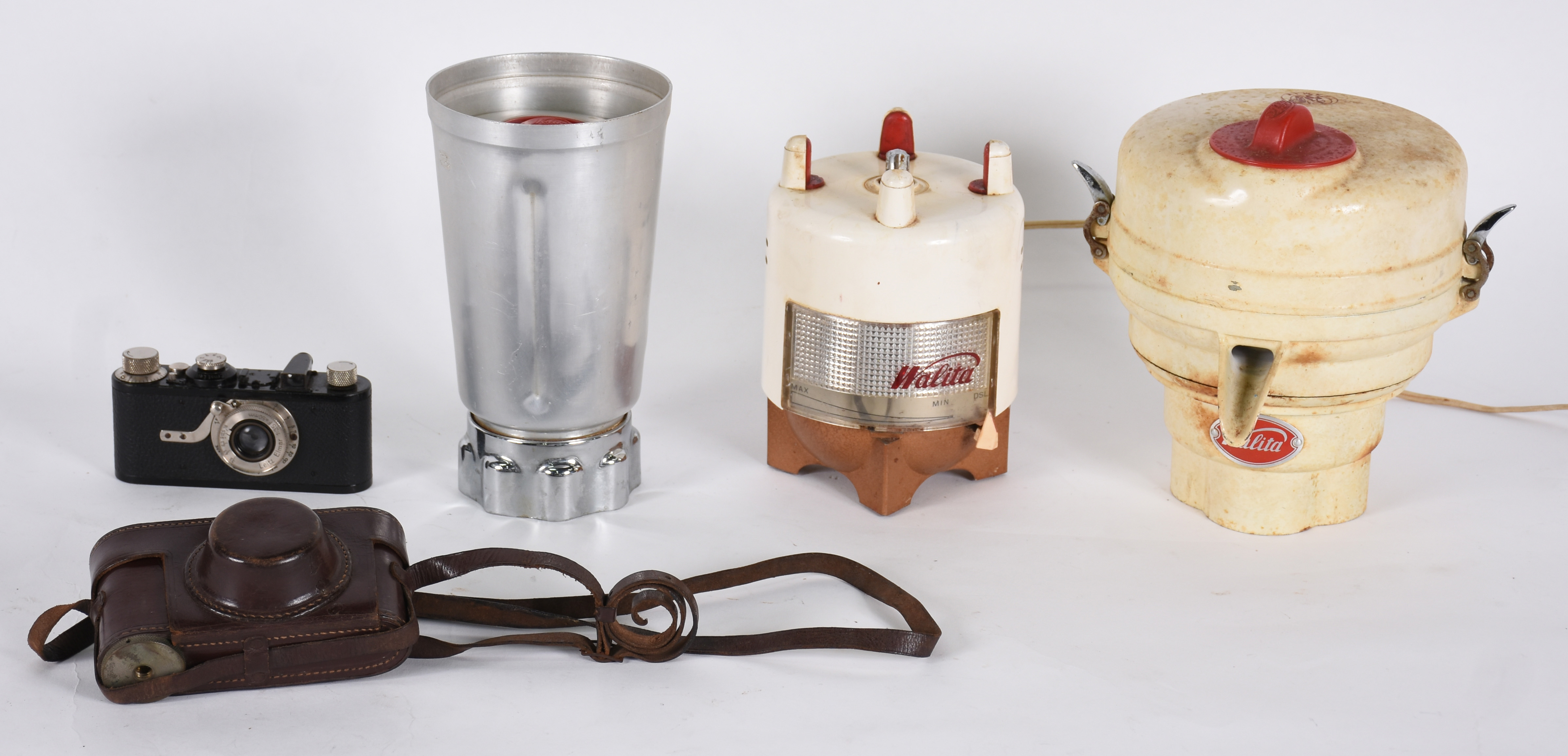 Duas peças, sendo: Liquidificador Walita anos 50 e máquina... - foto 1 de 9
