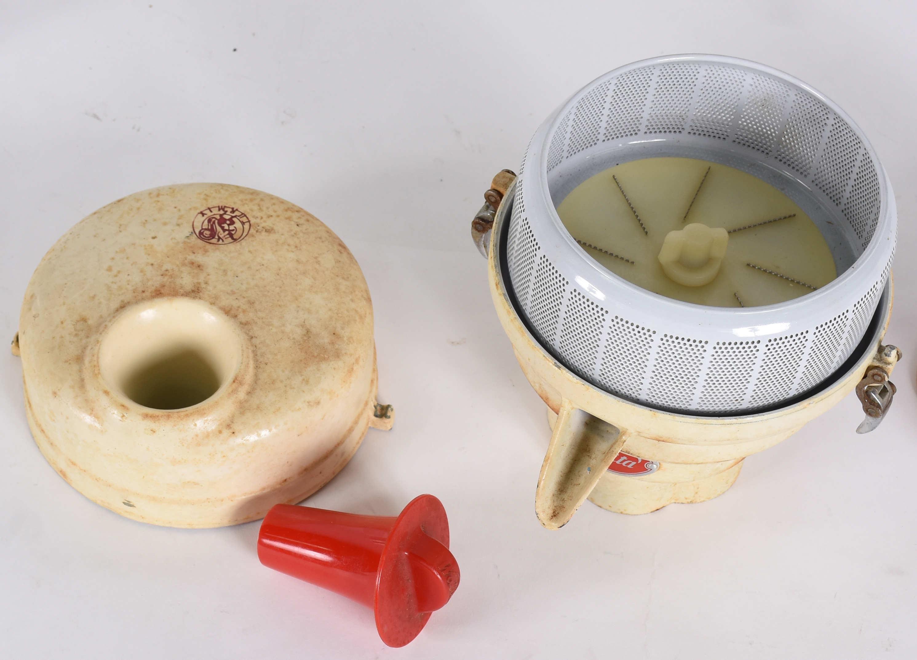 Duas peças, sendo: Liquidificador Walita anos 50 e máquina... - foto 8 de 9