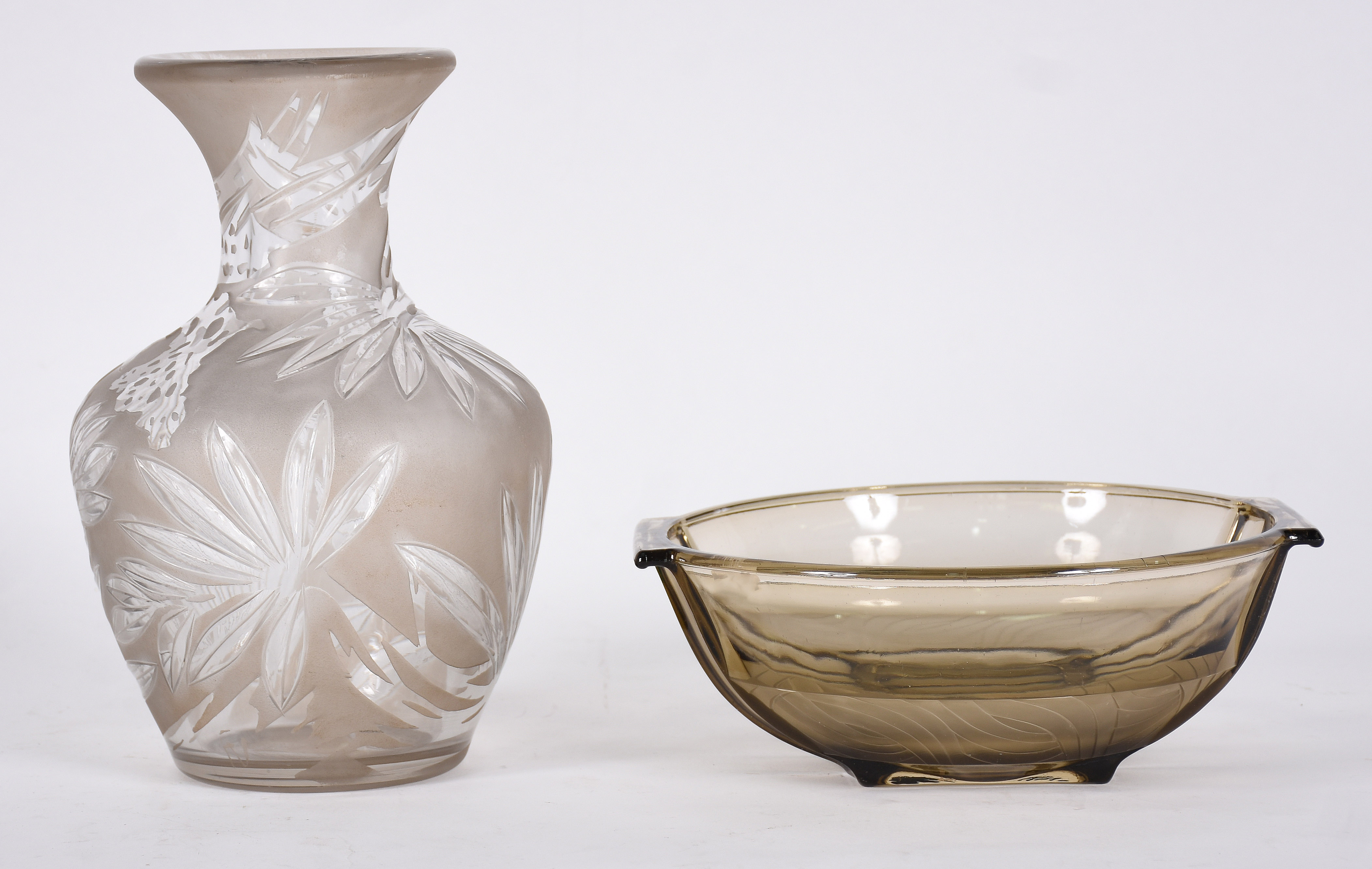 Duas peças de cristal, sendo : Vaso com flores lapidadas (duas letras... - foto 1 de 6