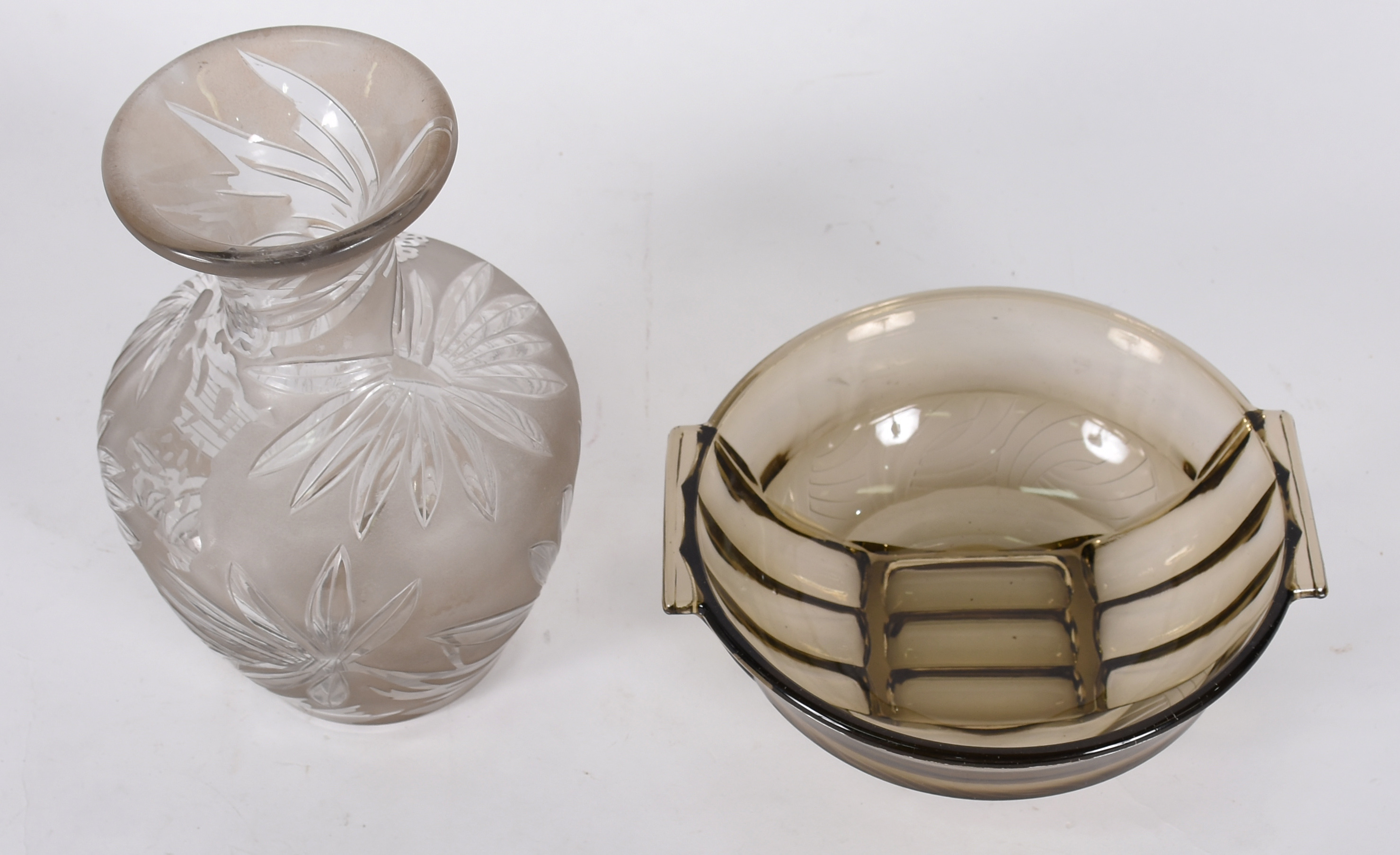 Duas peças de cristal, sendo : Vaso com flores lapidadas (duas letras... - foto 2 de 6