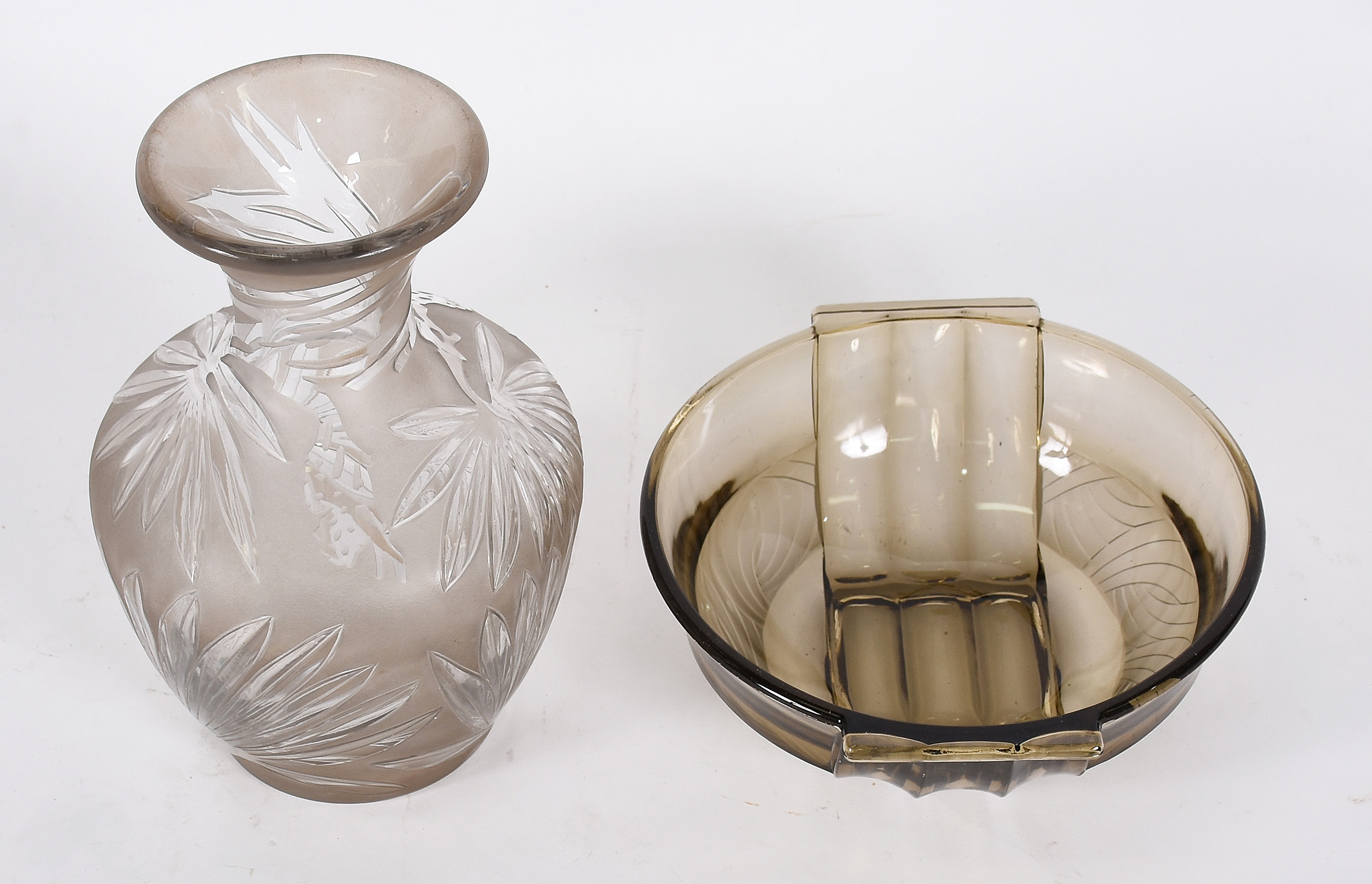 Duas peças de cristal, sendo : Vaso com flores lapidadas (duas letras... - foto 3 de 6