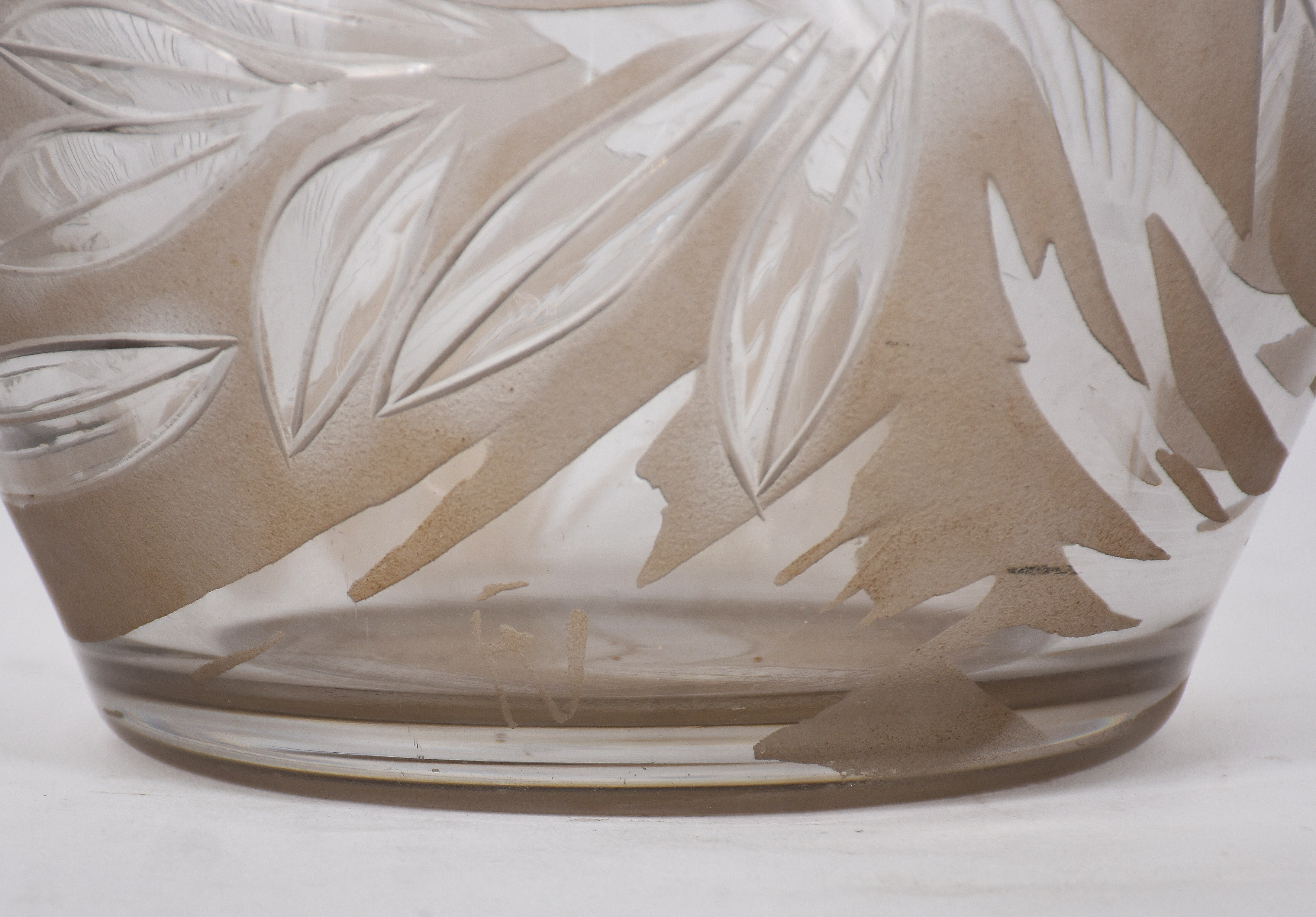Duas peças de cristal, sendo : Vaso com flores lapidadas (duas letras... - foto 5 de 6