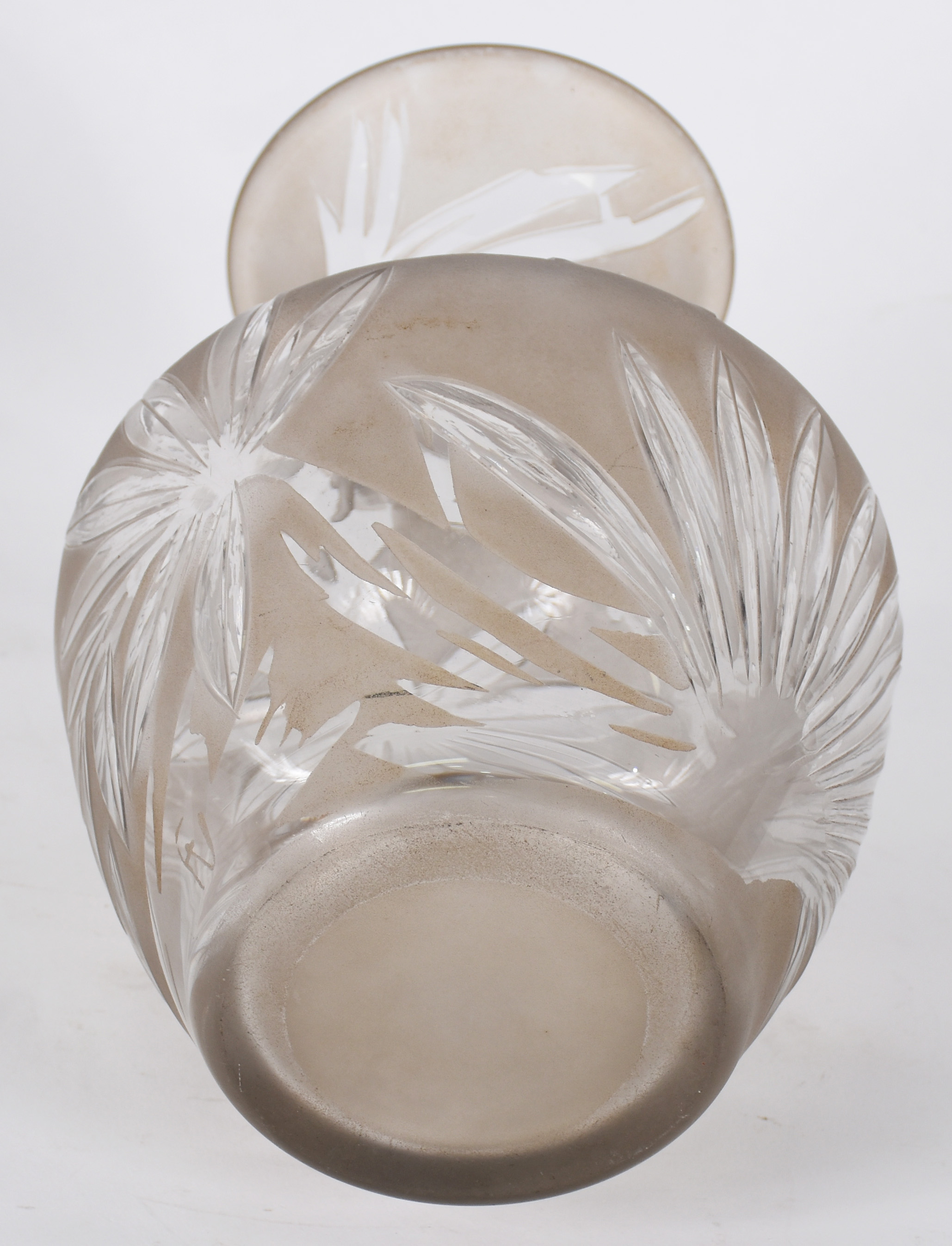 Duas peças de cristal, sendo : Vaso com flores lapidadas (duas letras... - foto 6 de 6