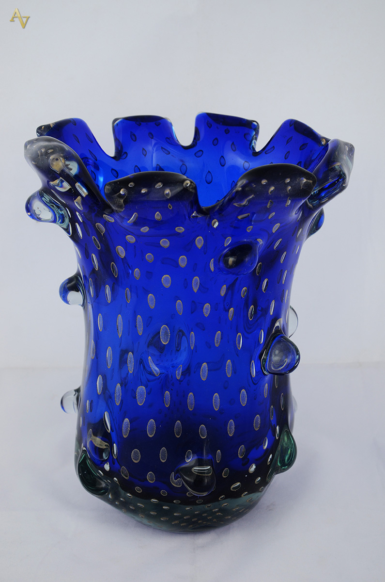 Vaso de murano azul escuro com pó de ouro. Altura 30,5 cm.
