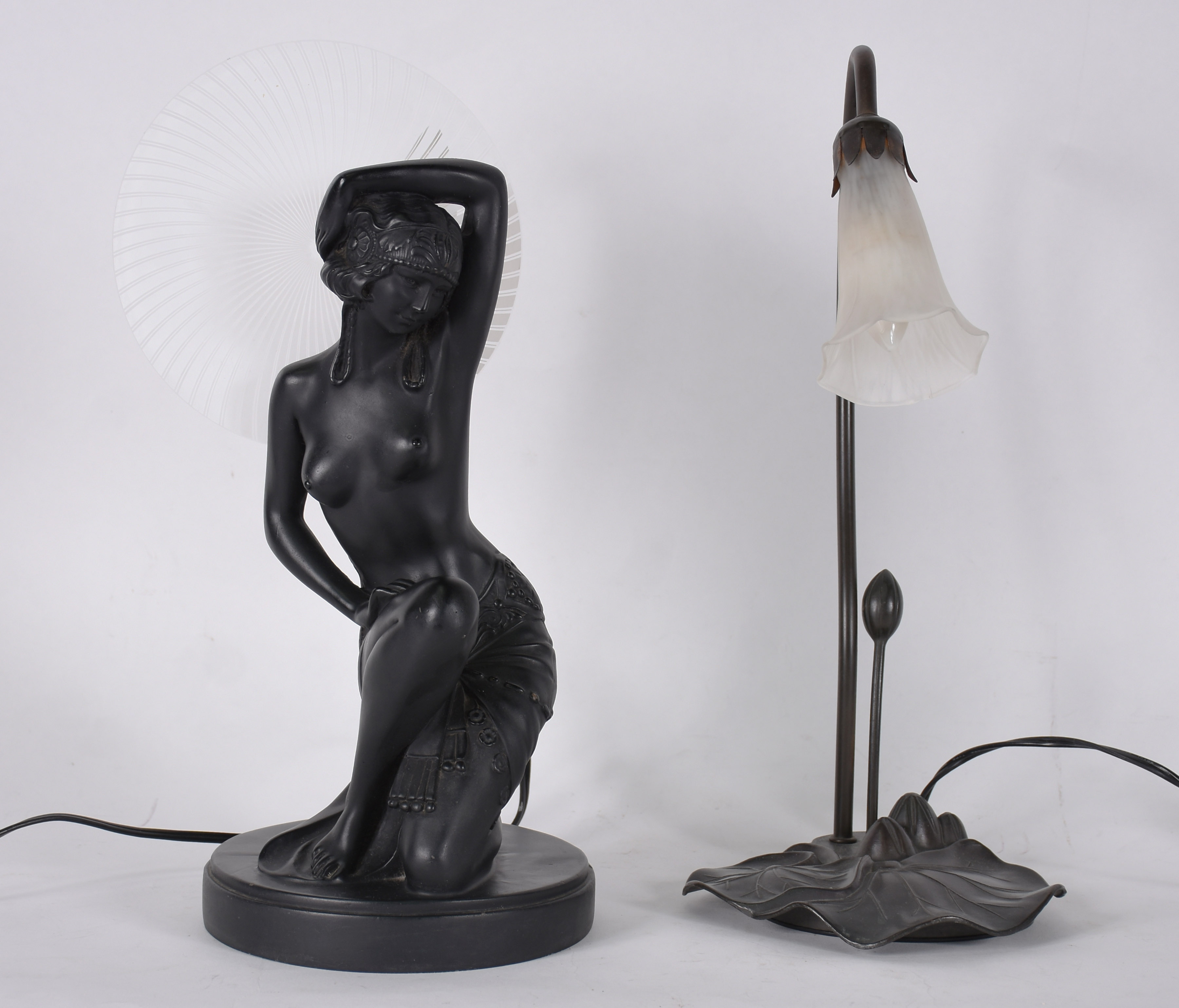 Duas luminárias , uma representando figura feminina. - foto 1 de 4