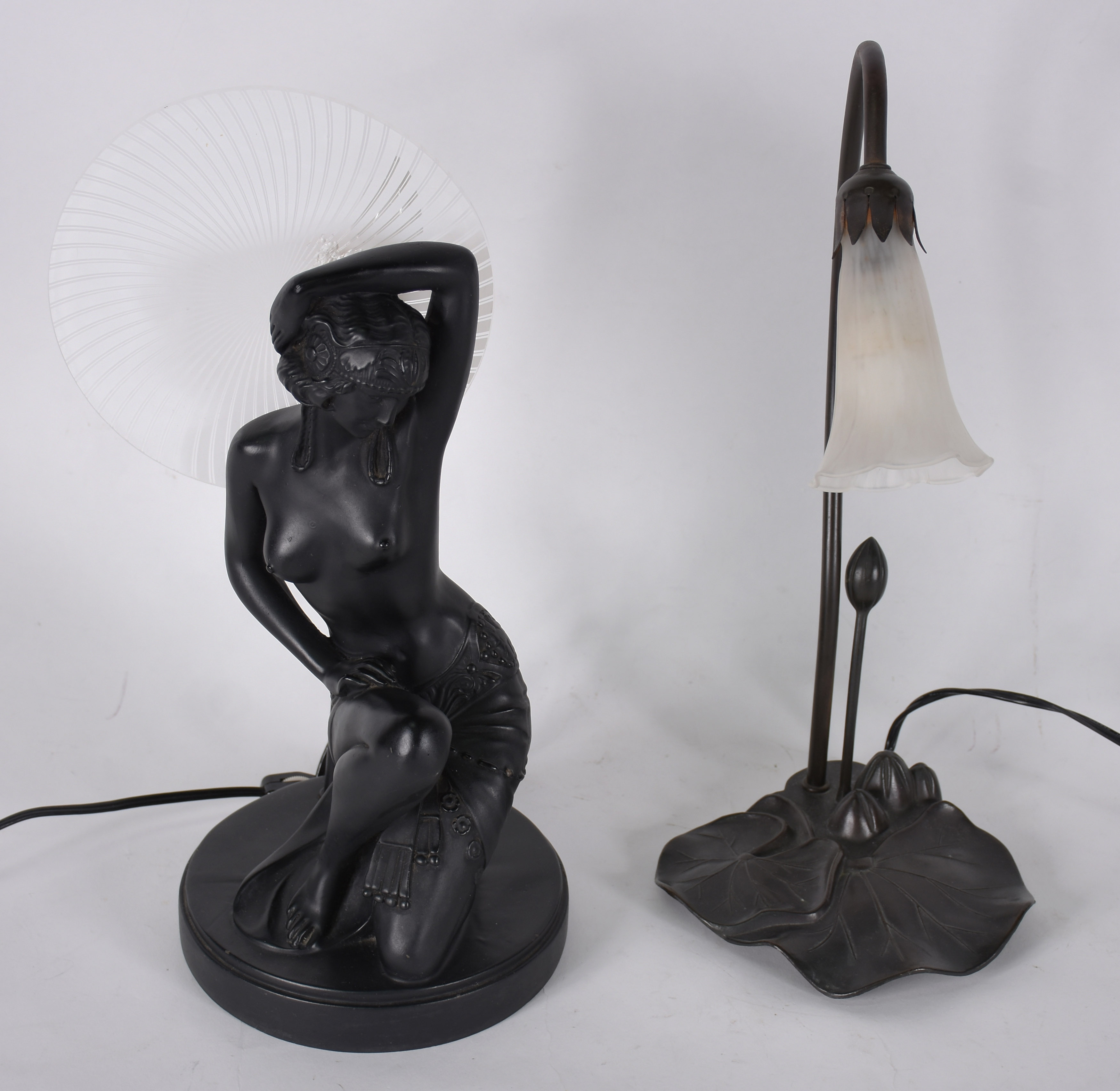 Duas luminárias , uma representando figura feminina. - foto 2 de 4