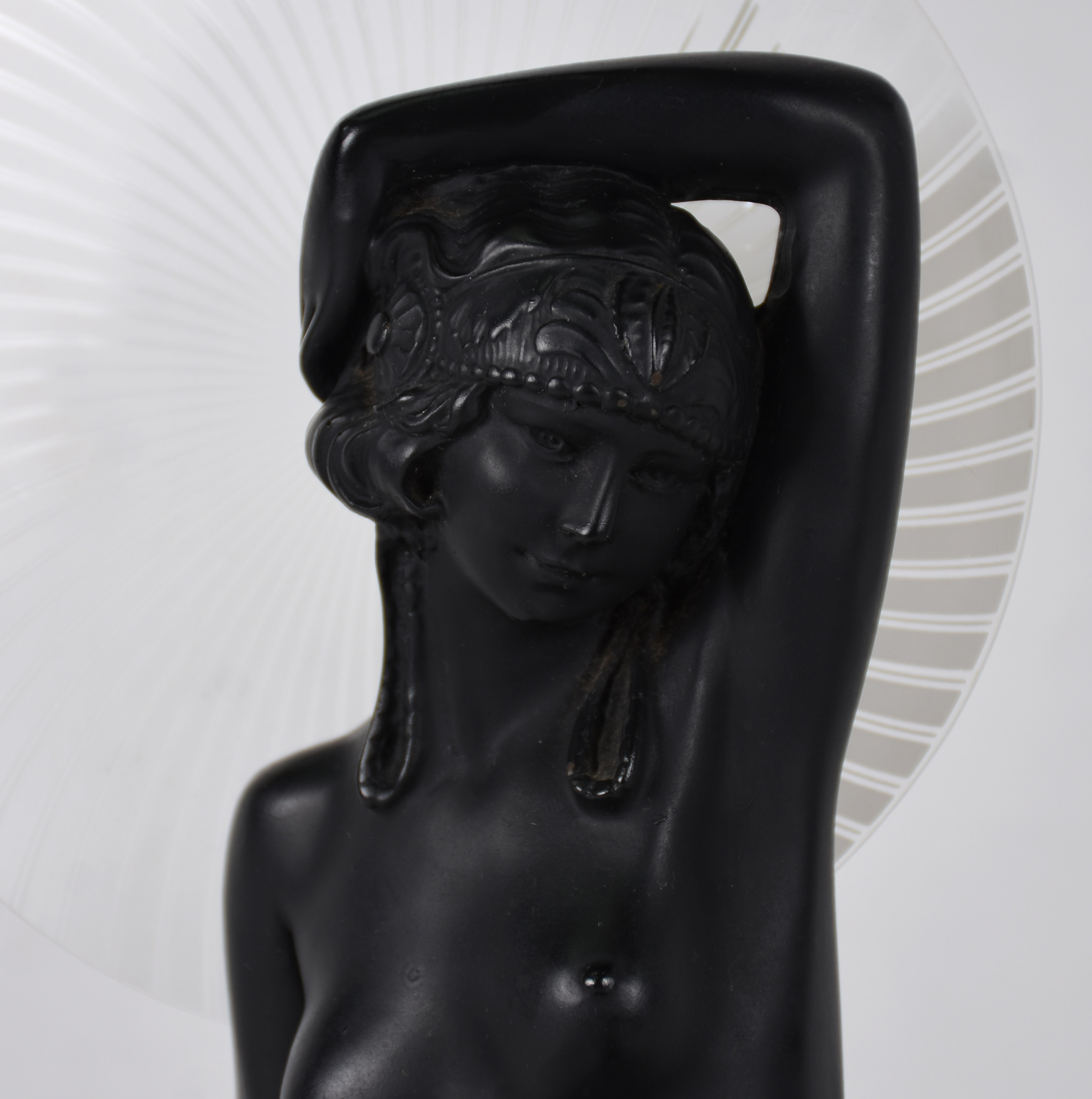 Duas luminárias , uma representando figura feminina. - foto 3 de 4