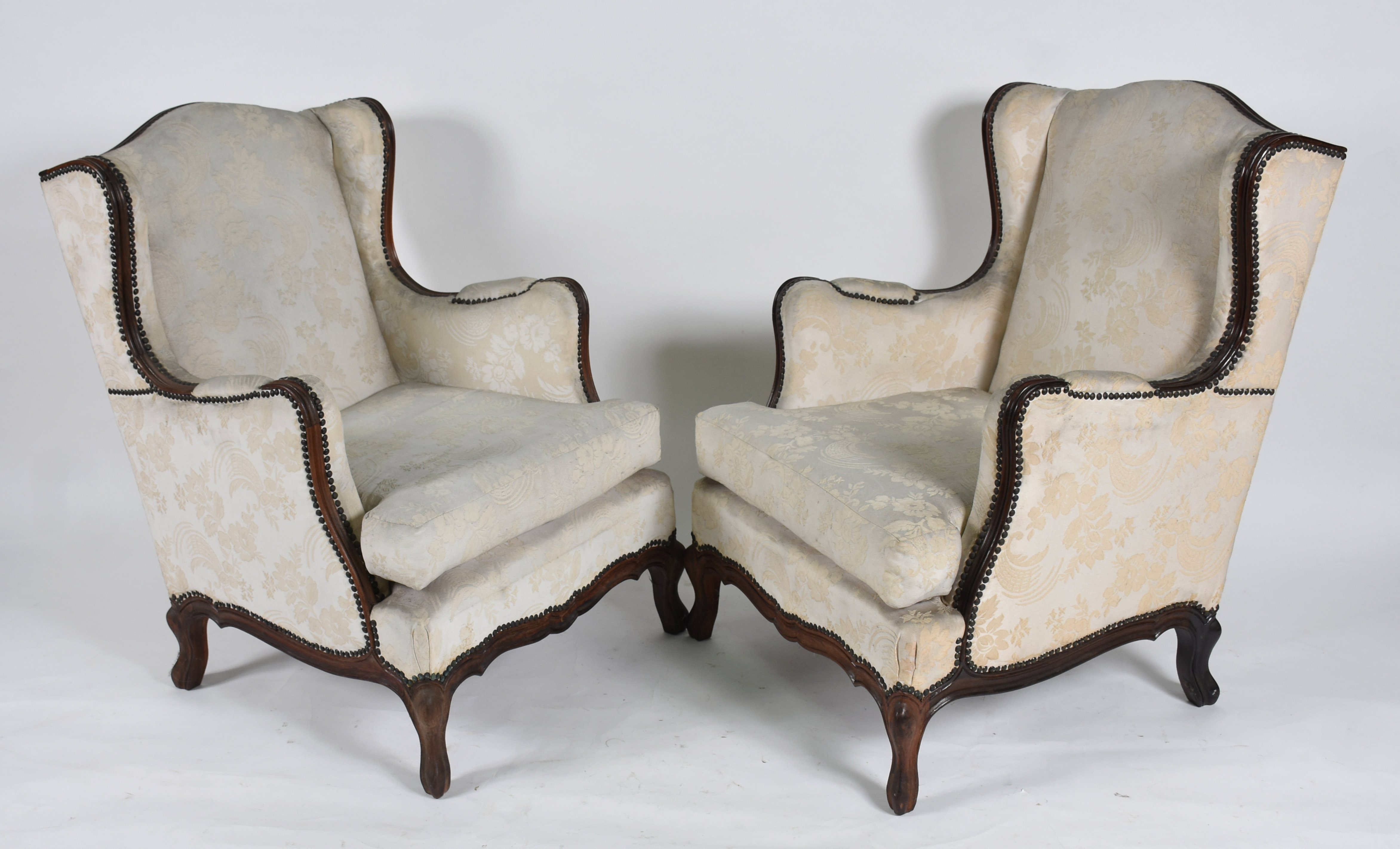 Par de poltronas bergere, estrutura de madeira nobre, estofamento... - foto 1 de 3