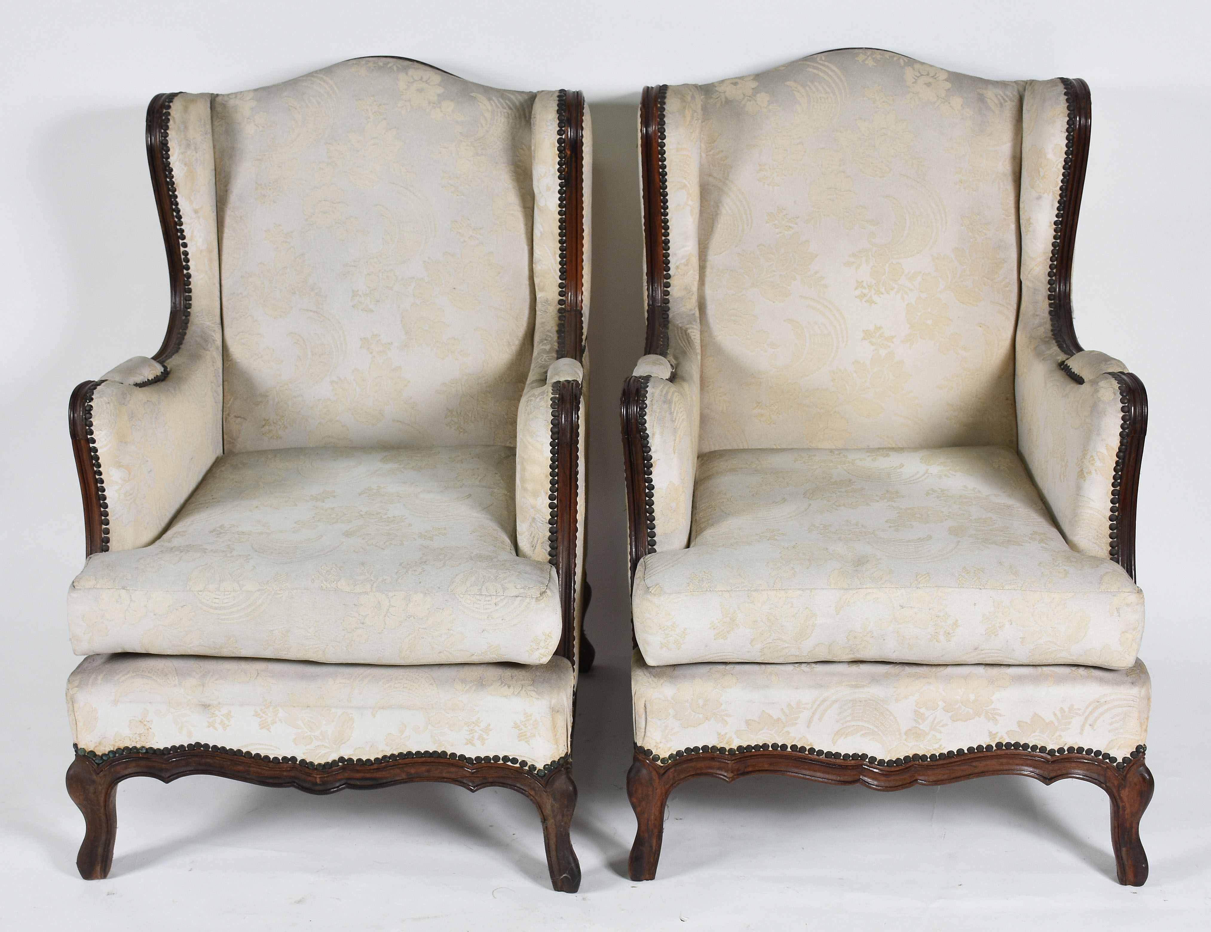 Par de poltronas bergere, estrutura de madeira nobre, estofamento... - foto 3 de 3