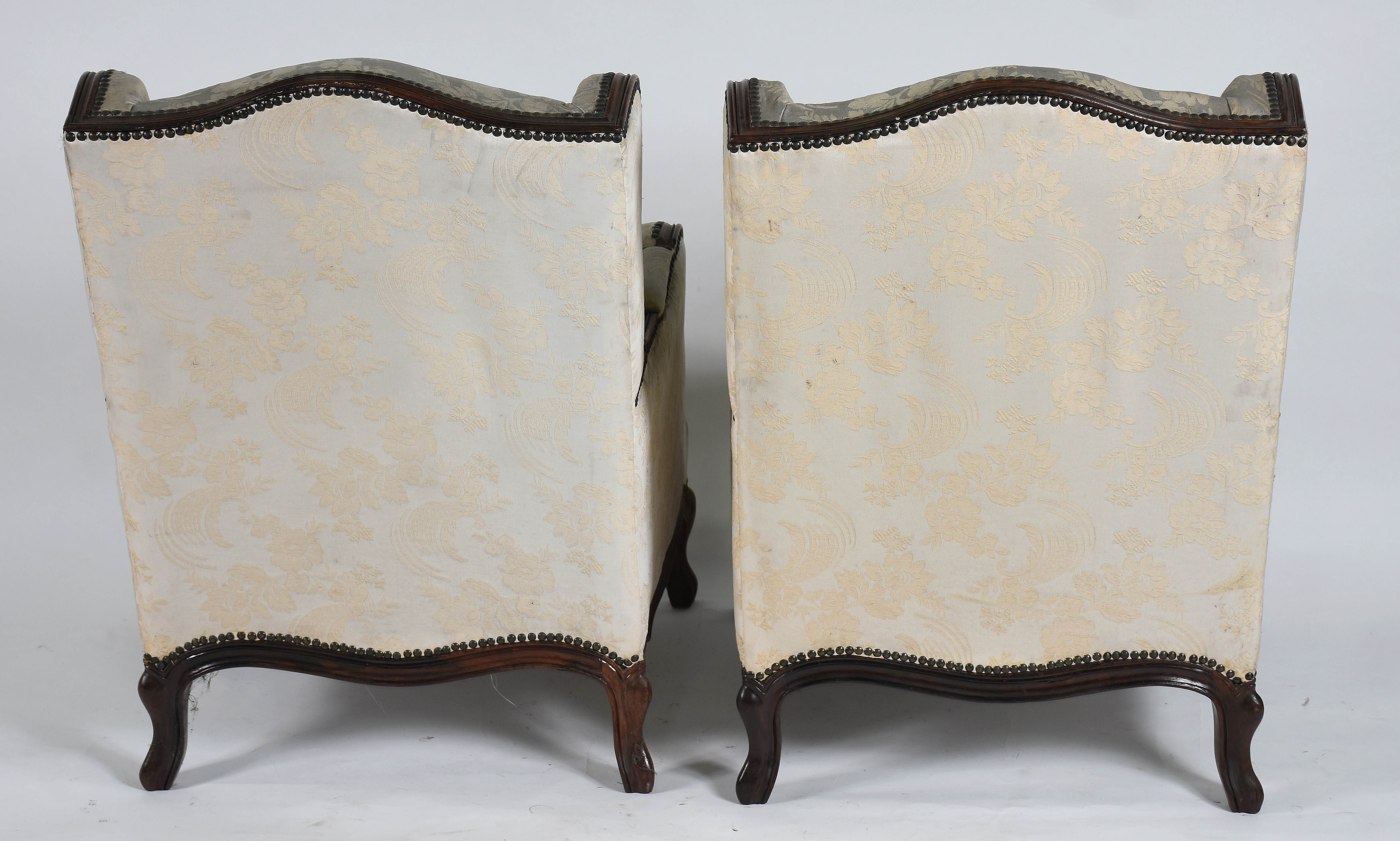 Par de poltronas bergere, estrutura de madeira nobre, estofamento... - foto 2 de 3