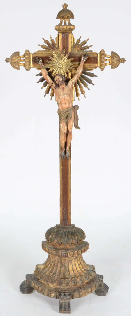 Crucifixo D. Maria – Imagem do Cristo vivo e com os pés separados, em... - foto 1 de 3