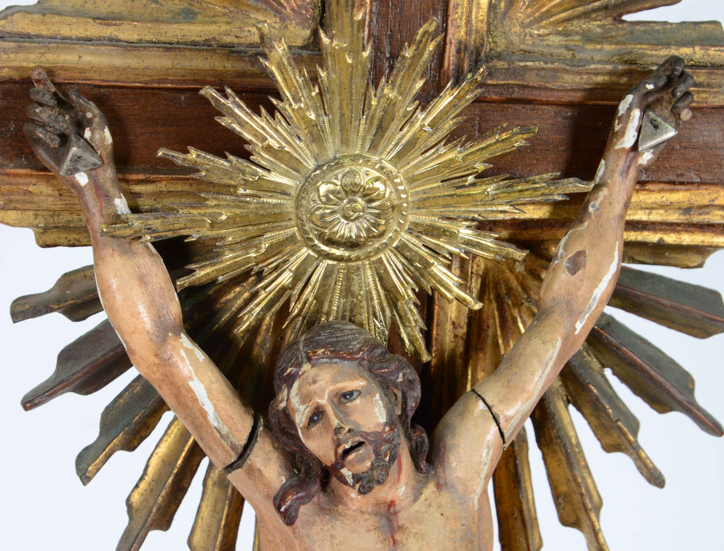 Crucifixo D. Maria – Imagem do Cristo vivo e com os pés separados, em... - foto 3 de 3
