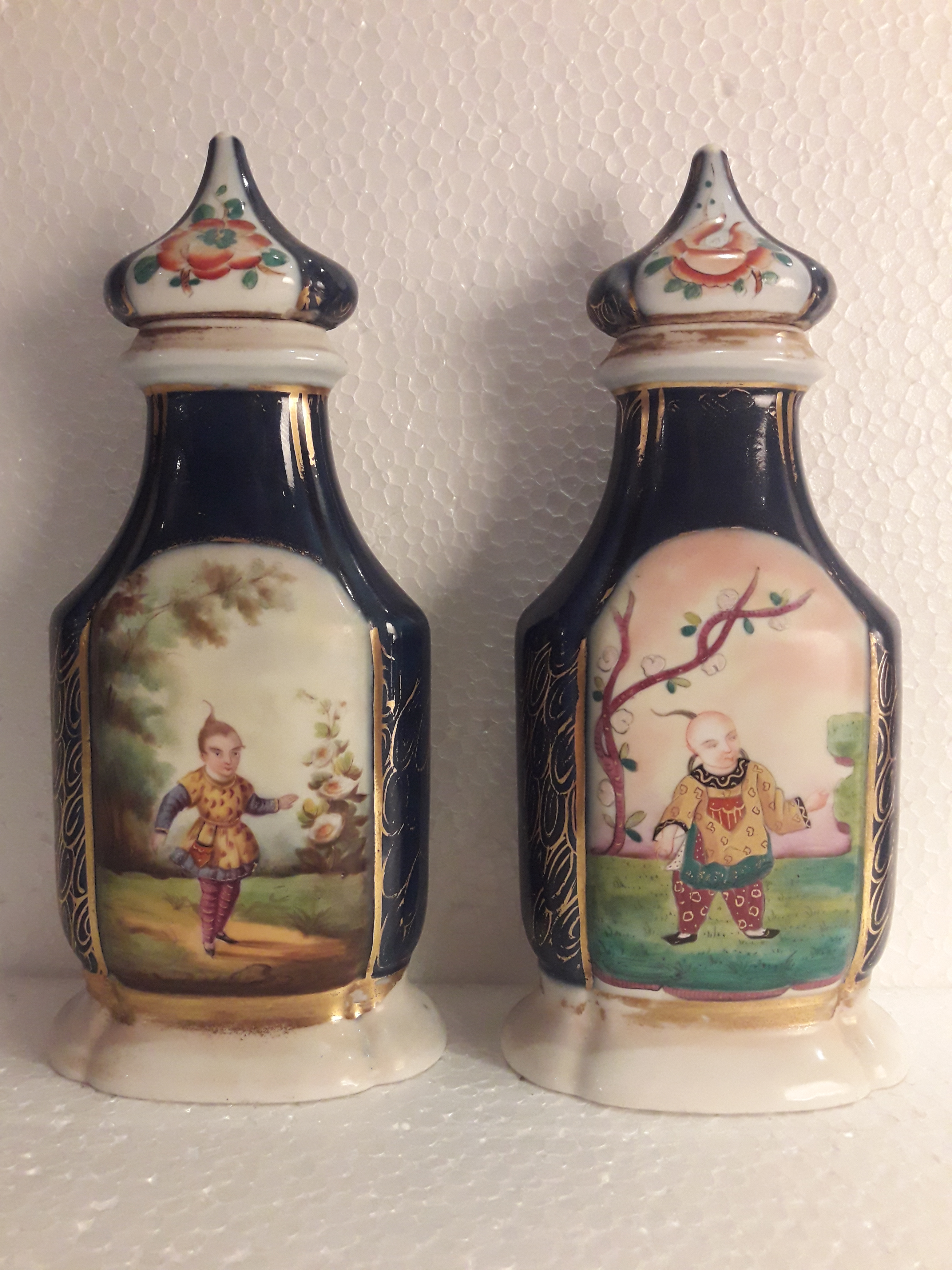Par de potiches – Porcelana “Velho Paris” – Decoração “chinoiserie”... - foto 1 de 2