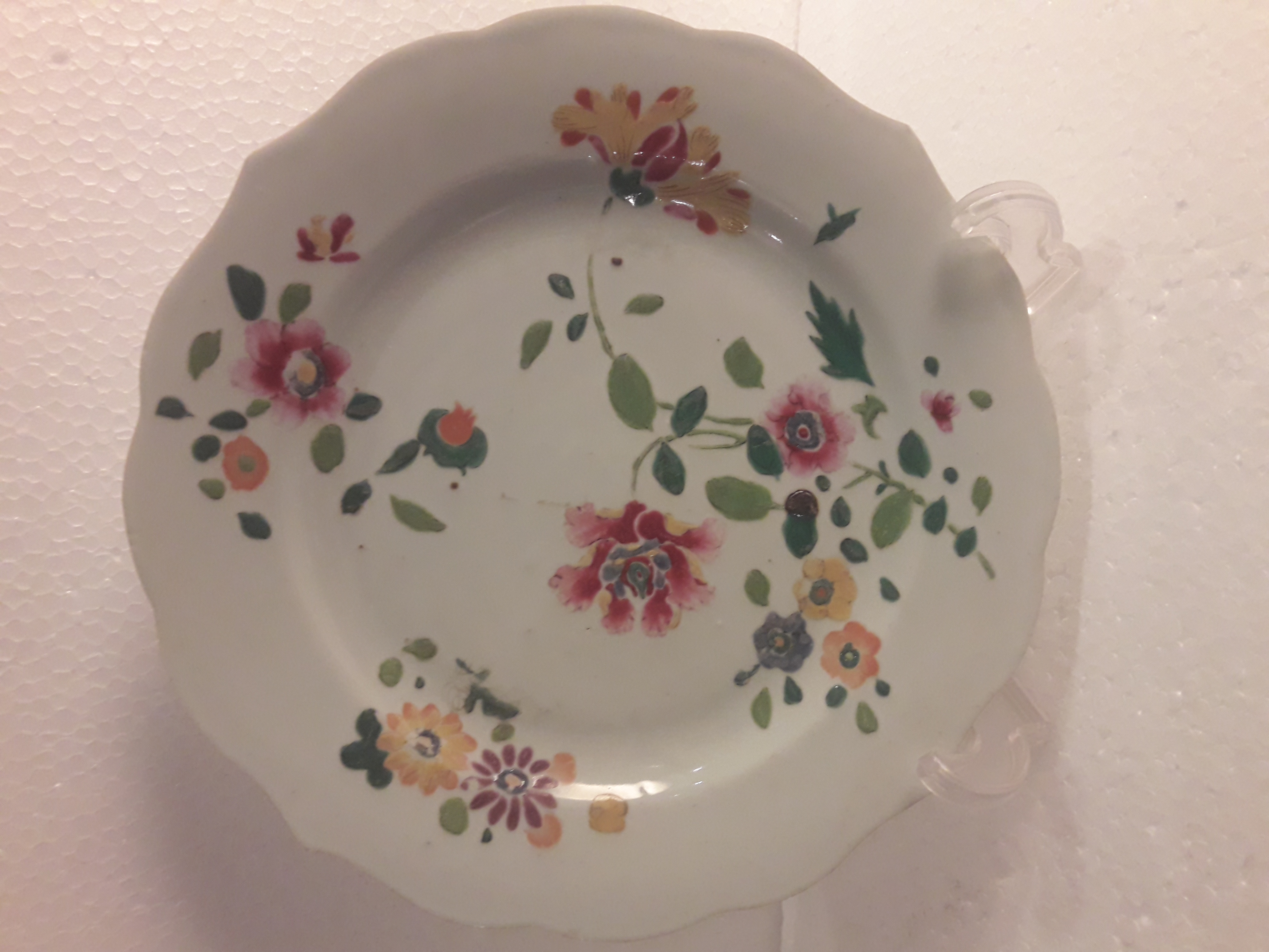 Cia. das Índias – Prato – Porcelana chinesa – Decoração floral em... - foto 1 de 2