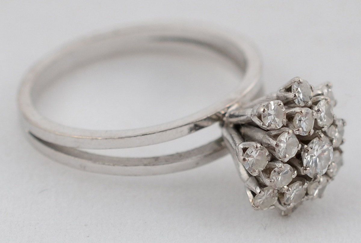 Anel modelo chuveiro de ouro branco 18 k com vinte e cinco... - foto 1 de 2