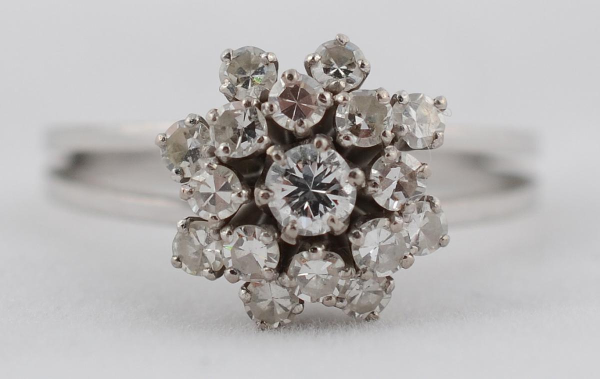 Anel modelo chuveiro de ouro branco 18 k com vinte e cinco... - foto 2 de 2
