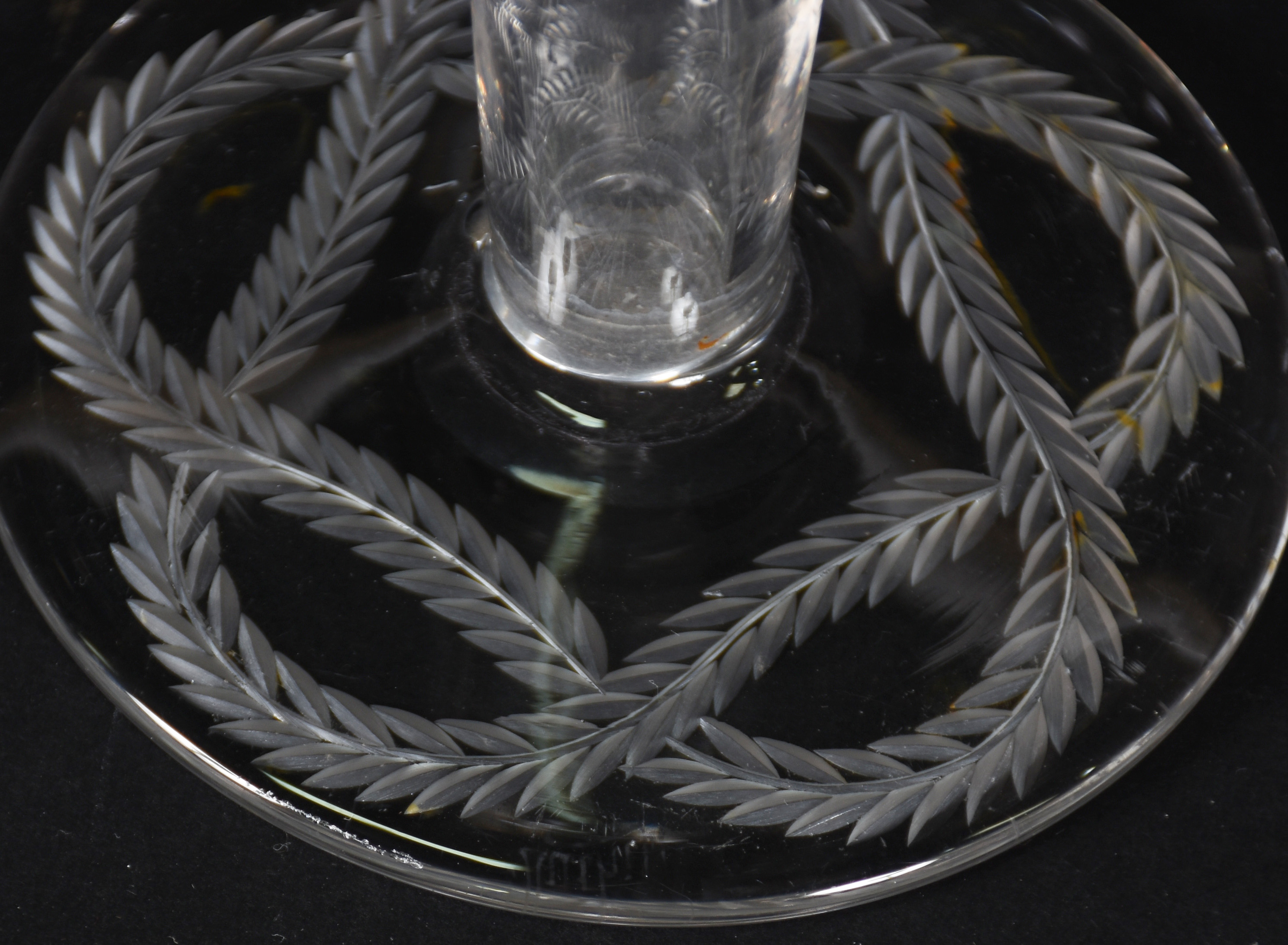 Cinco peças , 2 vasos , 2 esculturas de vidro e licoreira de vidro . - foto 4 de 4