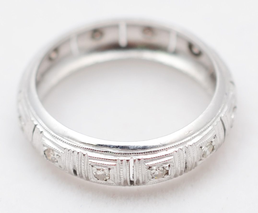 Antiga aliança de platina com aproximadamente 1.0 ct de brilhantes...