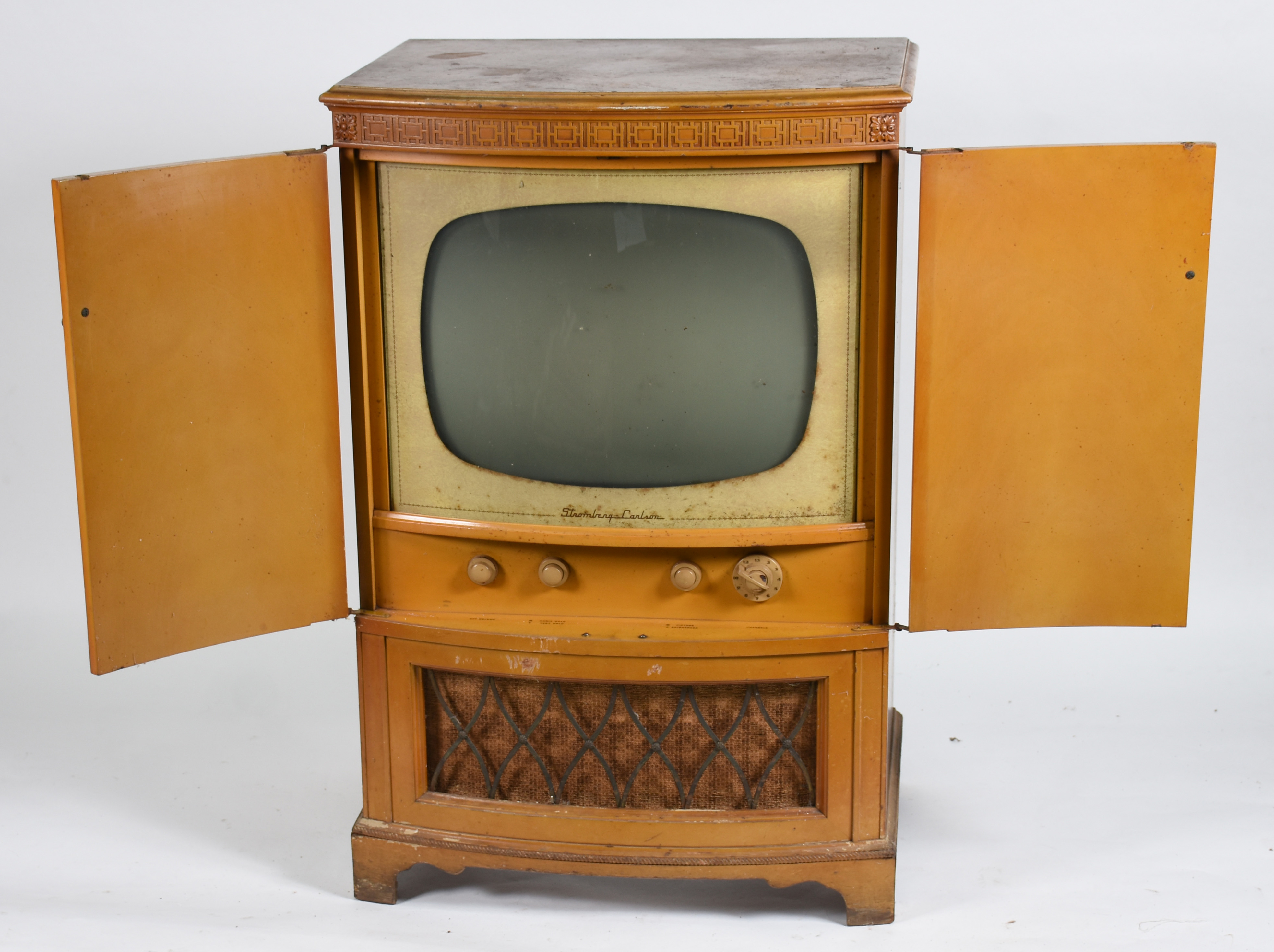 Tv americana acoplada em móvel de madeira clara . Anos 50. Precisando... - foto 1 de 5