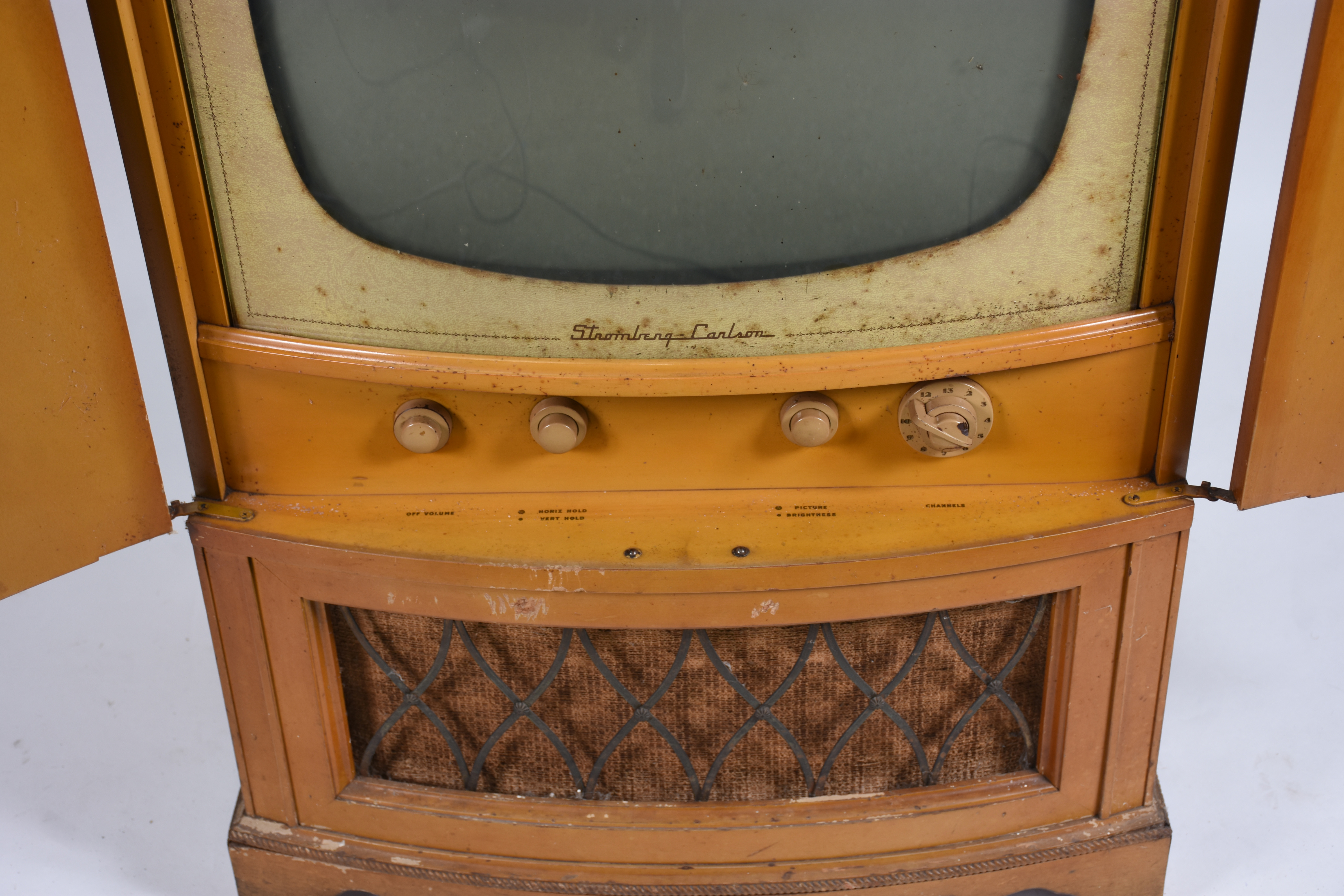 Tv americana acoplada em móvel de madeira clara . Anos 50. Precisando... - foto 4 de 5