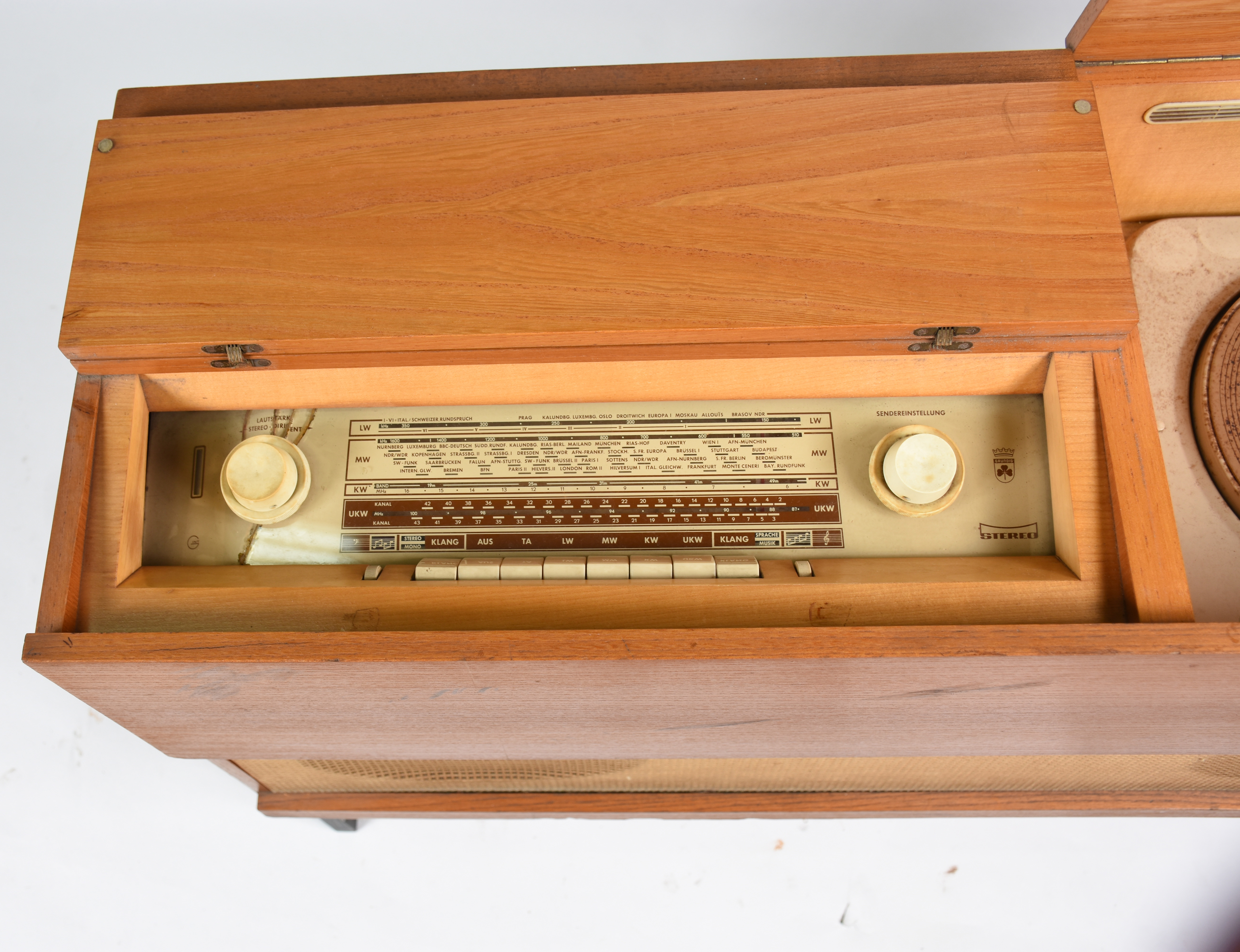 Móvel com rádio e vitrola alemão com 2 caixas de som . Funcionando... - foto 2 de 7