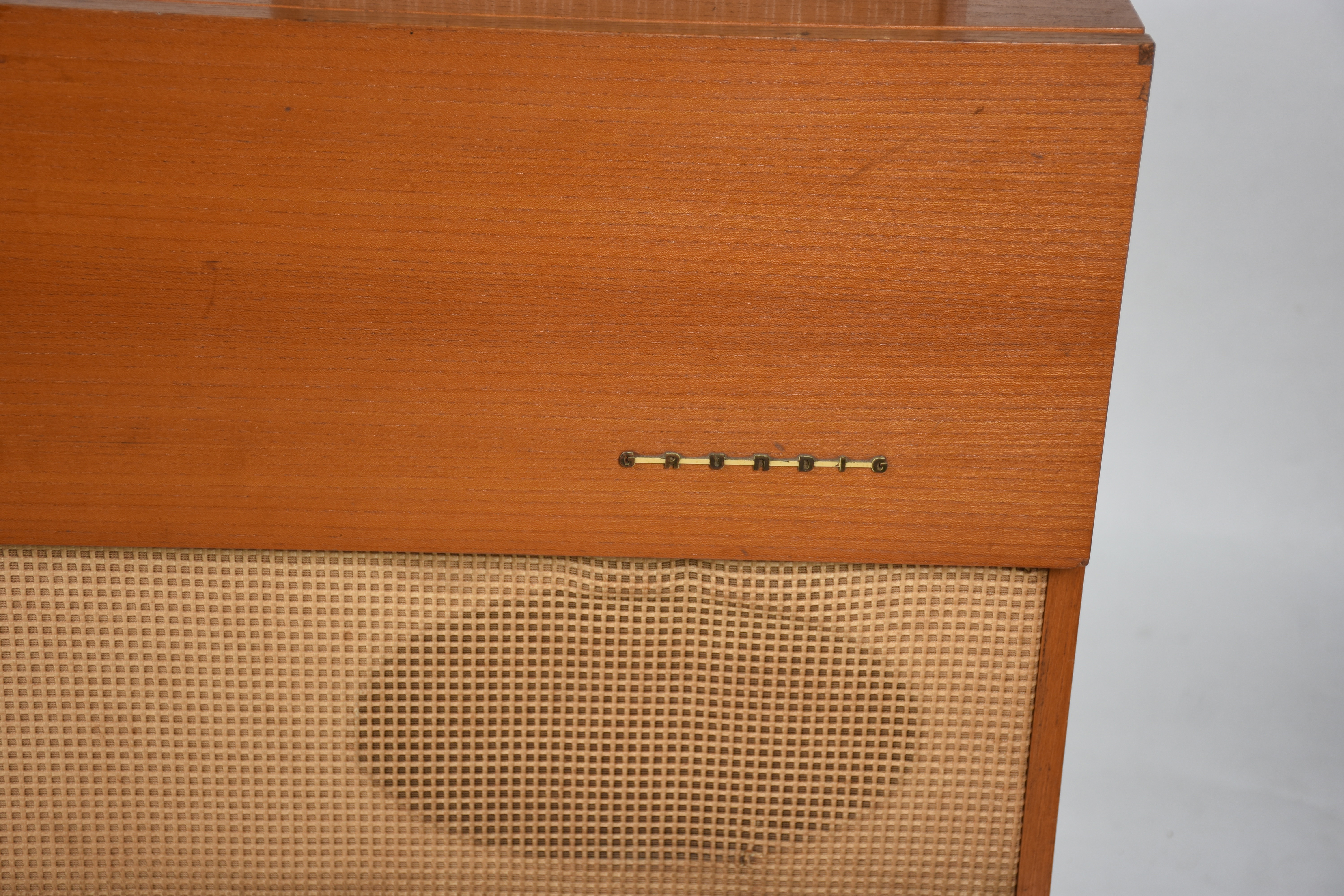 Móvel com rádio e vitrola alemão com 2 caixas de som . Funcionando... - foto 3 de 7