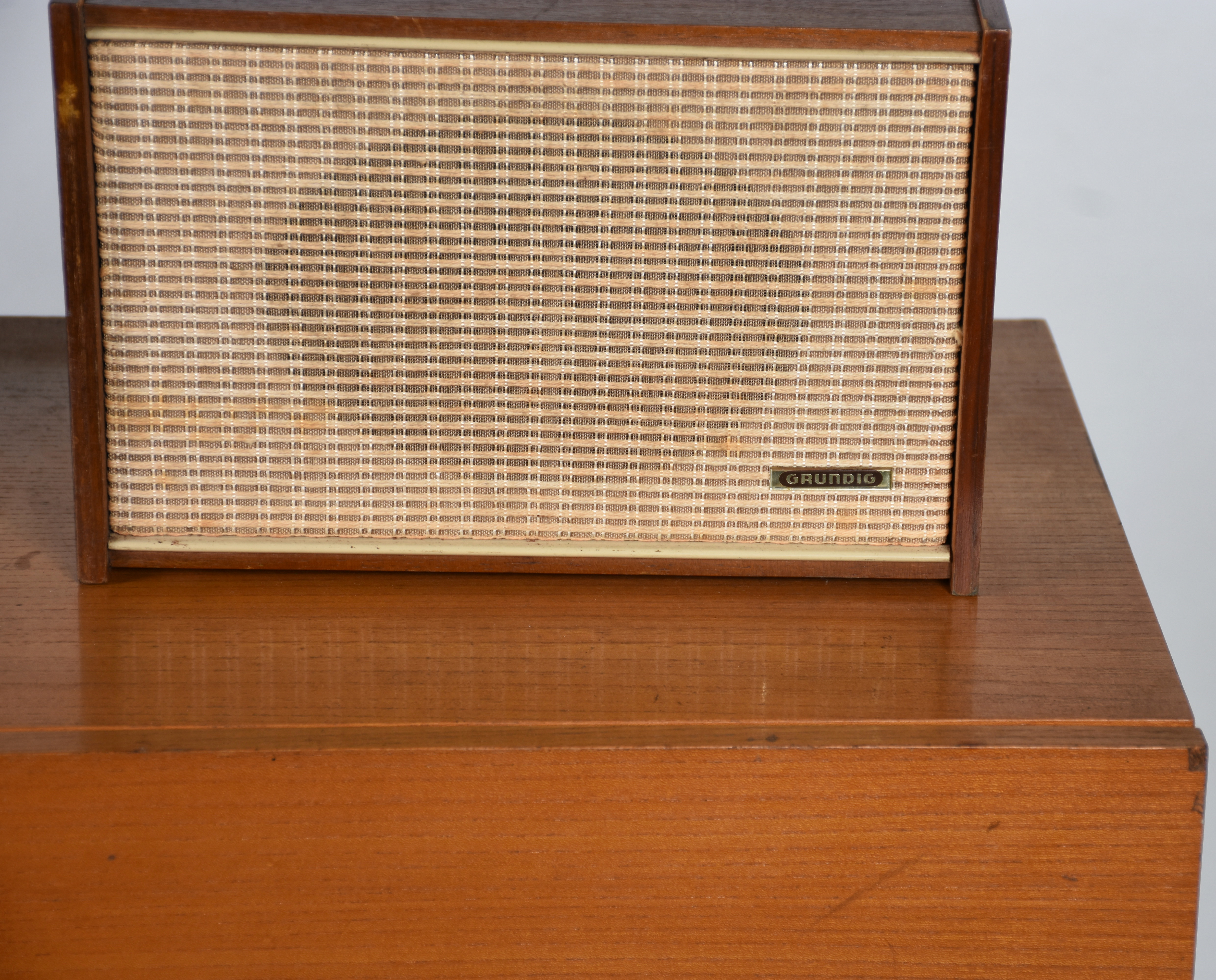 Móvel com rádio e vitrola alemão com 2 caixas de som . Funcionando... - foto 4 de 7