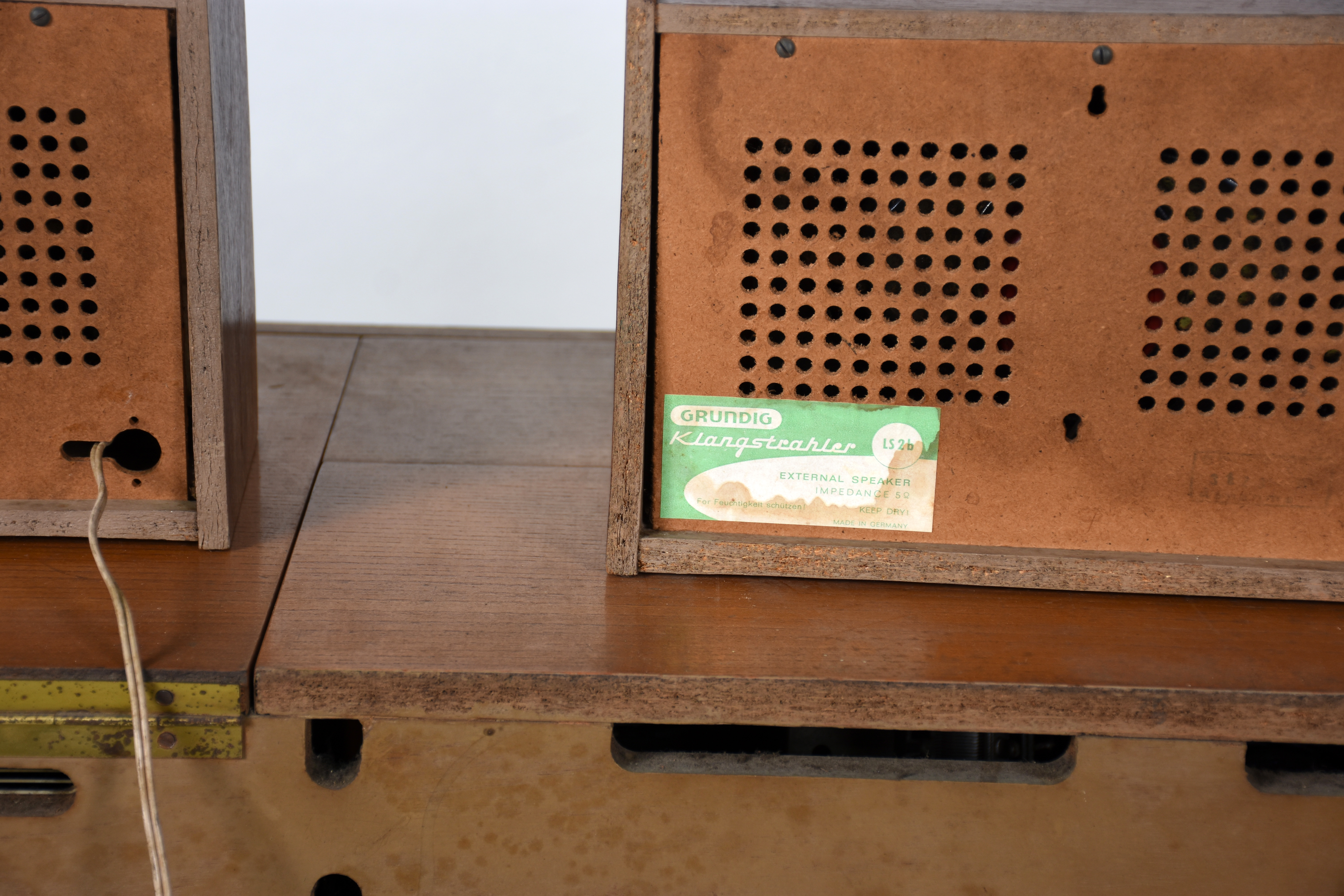 Móvel com rádio e vitrola alemão com 2 caixas de som . Funcionando... - foto 7 de 7