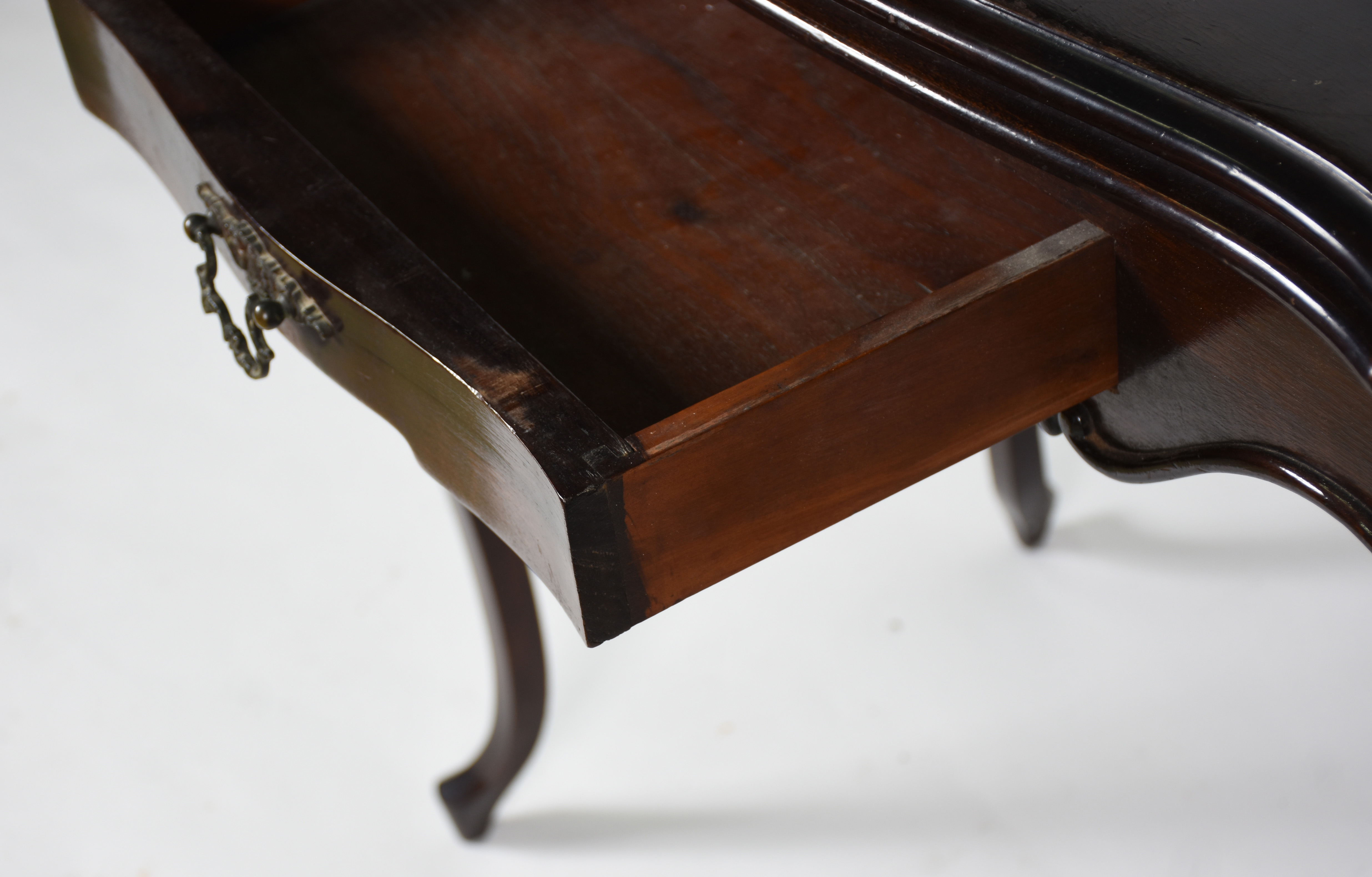 Mesa/console de madeira nobre, uma gaveta com puxador de metal, tampo... - foto 4 de 7