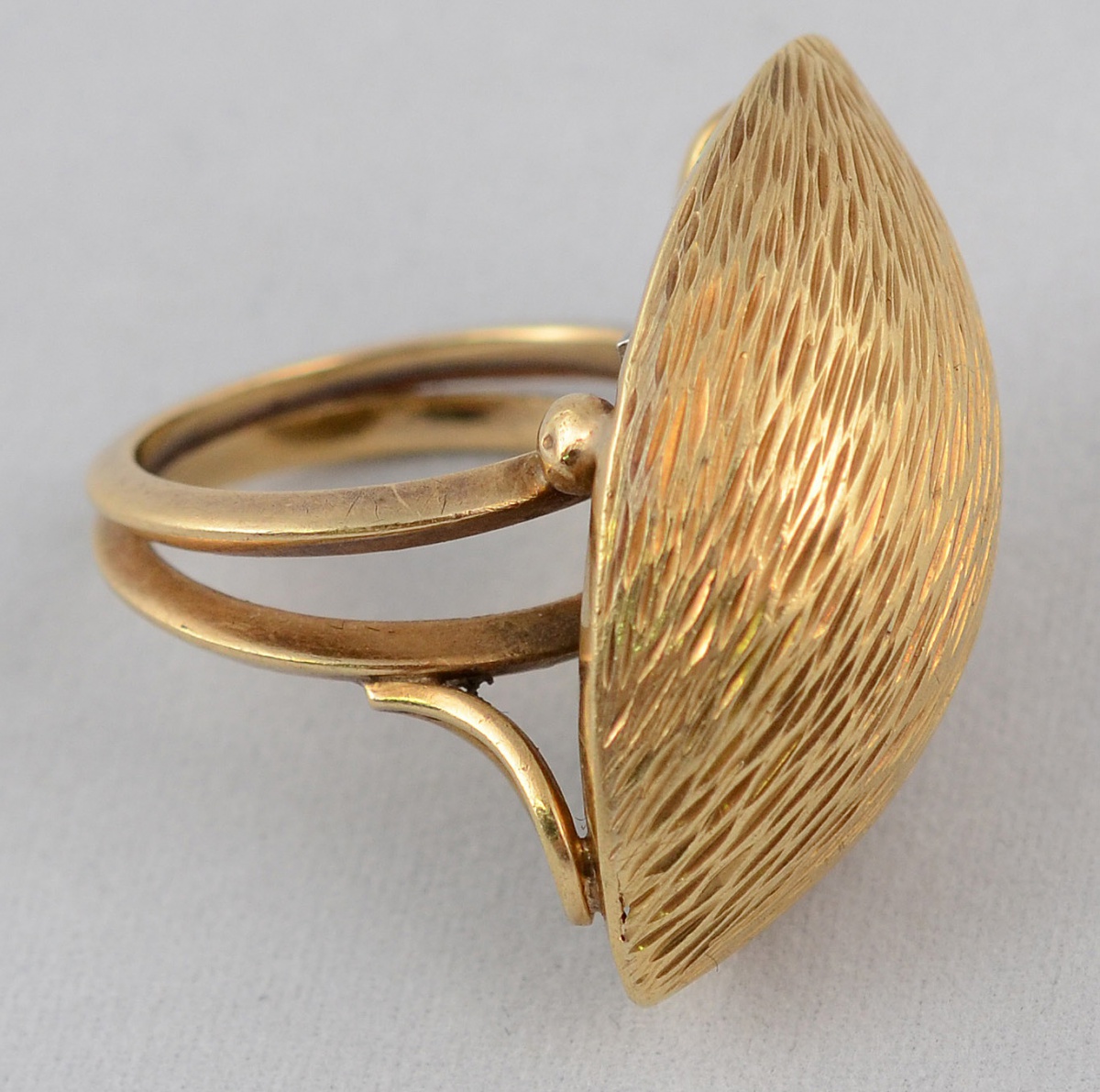 Anel de ouro amarelo 18 k - 750 com formato ovalado e detalhes em... - foto 1 de 2