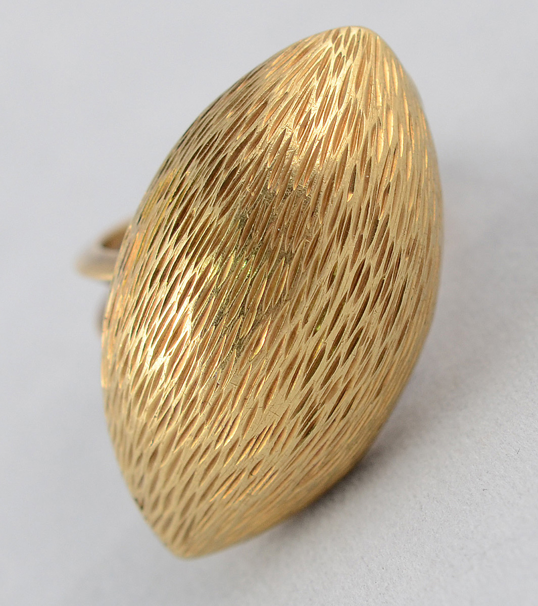 Anel de ouro amarelo 18 k - 750 com formato ovalado e detalhes em... - foto 2 de 2