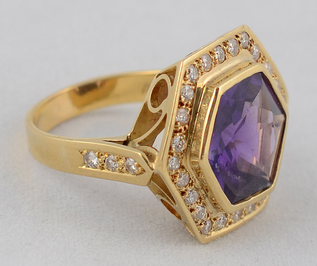 Anel de ouro amarelo 18 k modelo sextavado com ametista e brilhantes... - foto 1 de 2