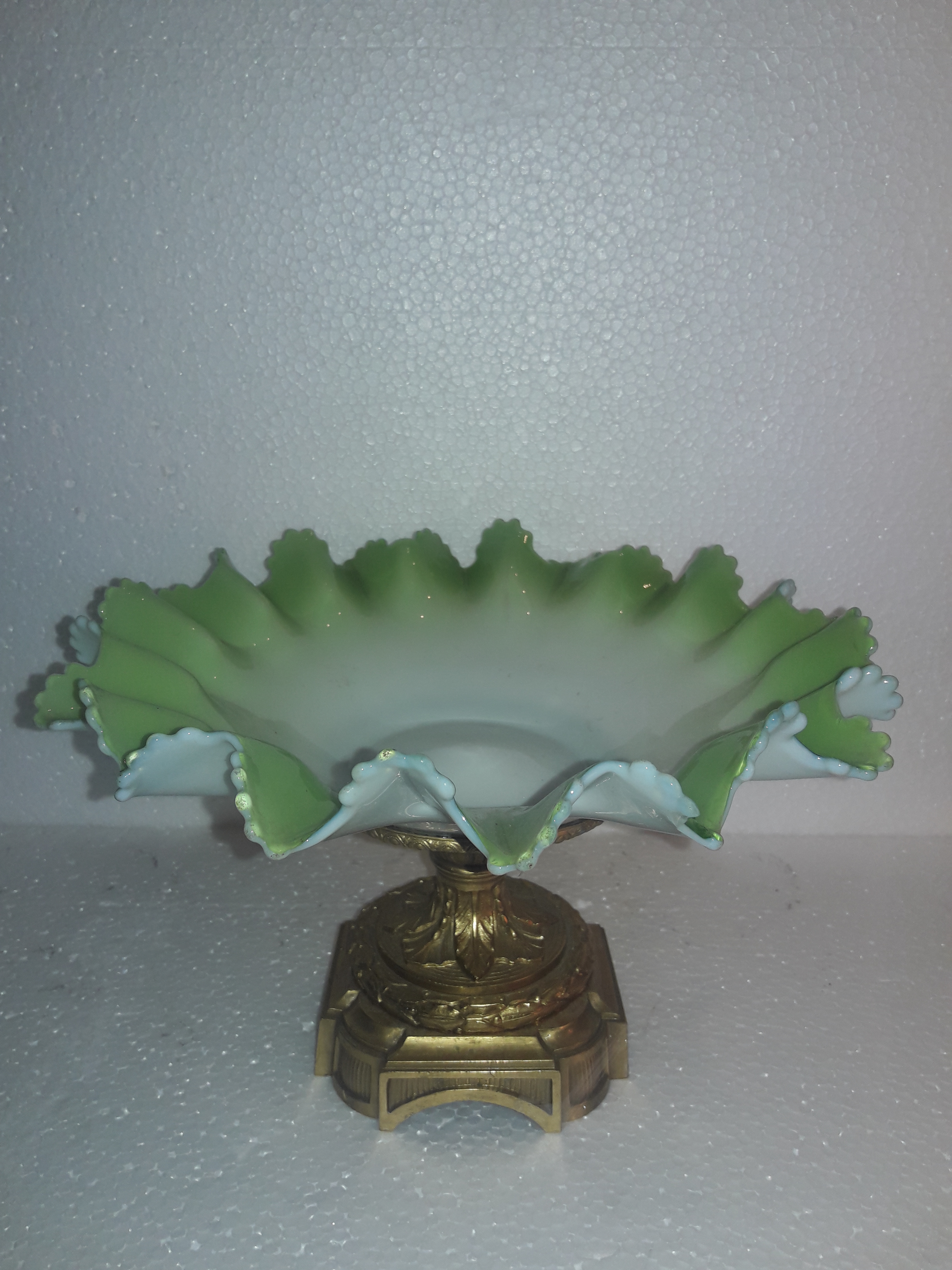 Fruteira “Art Nouveau” – Base em bronze dourado a ouro e recipiente... - foto 1 de 4