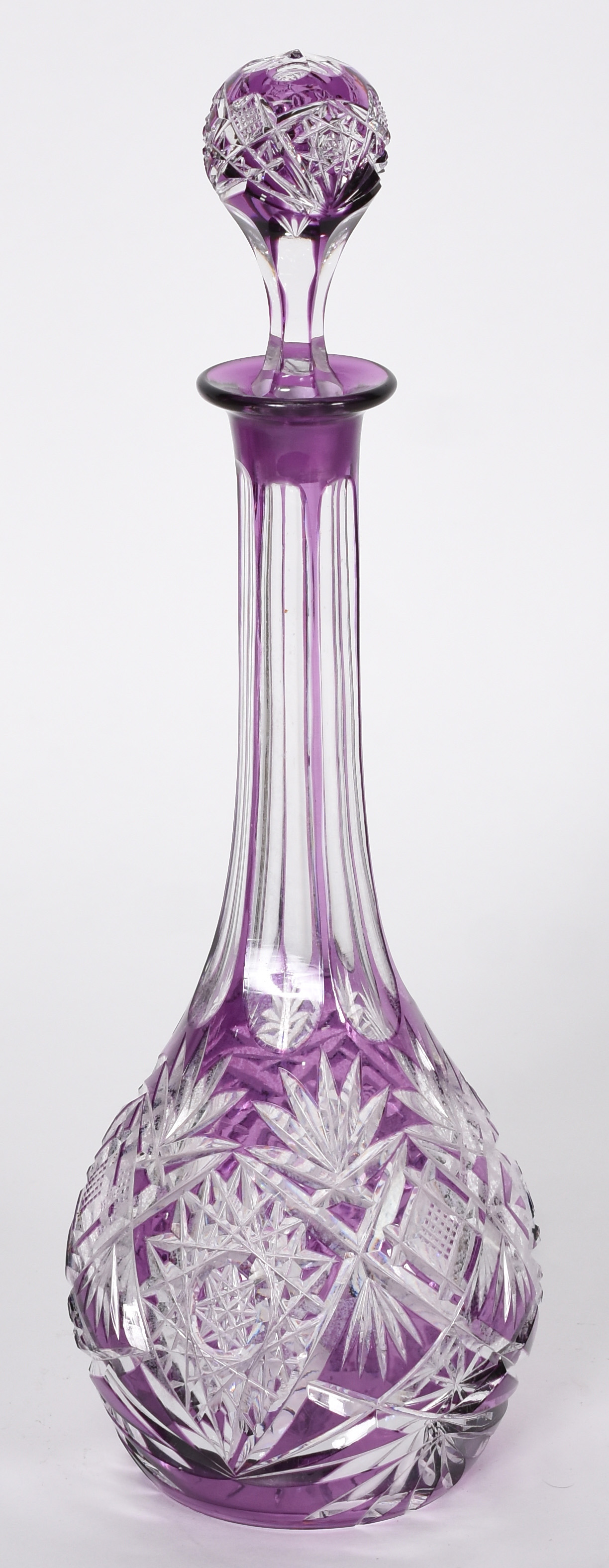 Elegante Garrafa de cristal ricamente lapidado, doublé lilás, gargalo... - foto 1 de 4