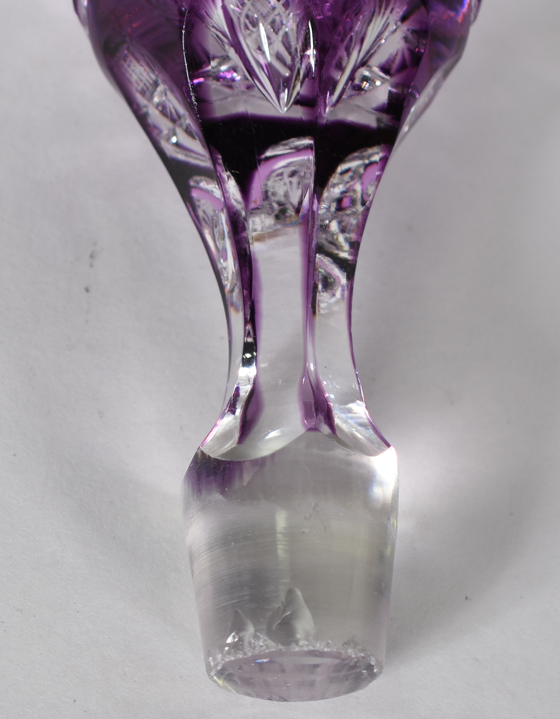 Elegante Garrafa de cristal ricamente lapidado, doublé lilás, gargalo... - foto 2 de 4