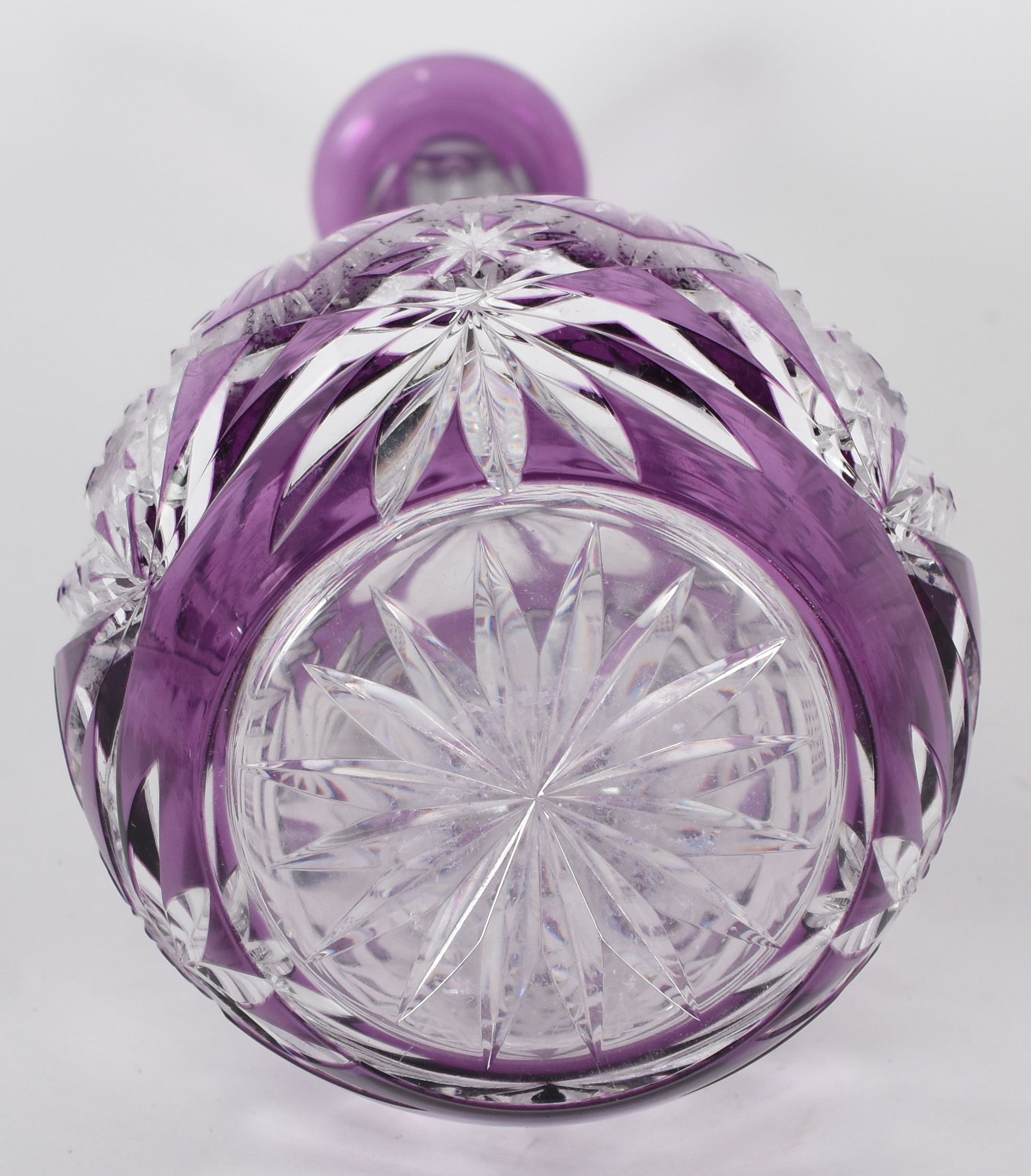 Elegante Garrafa de cristal ricamente lapidado, doublé lilás, gargalo... - foto 3 de 4