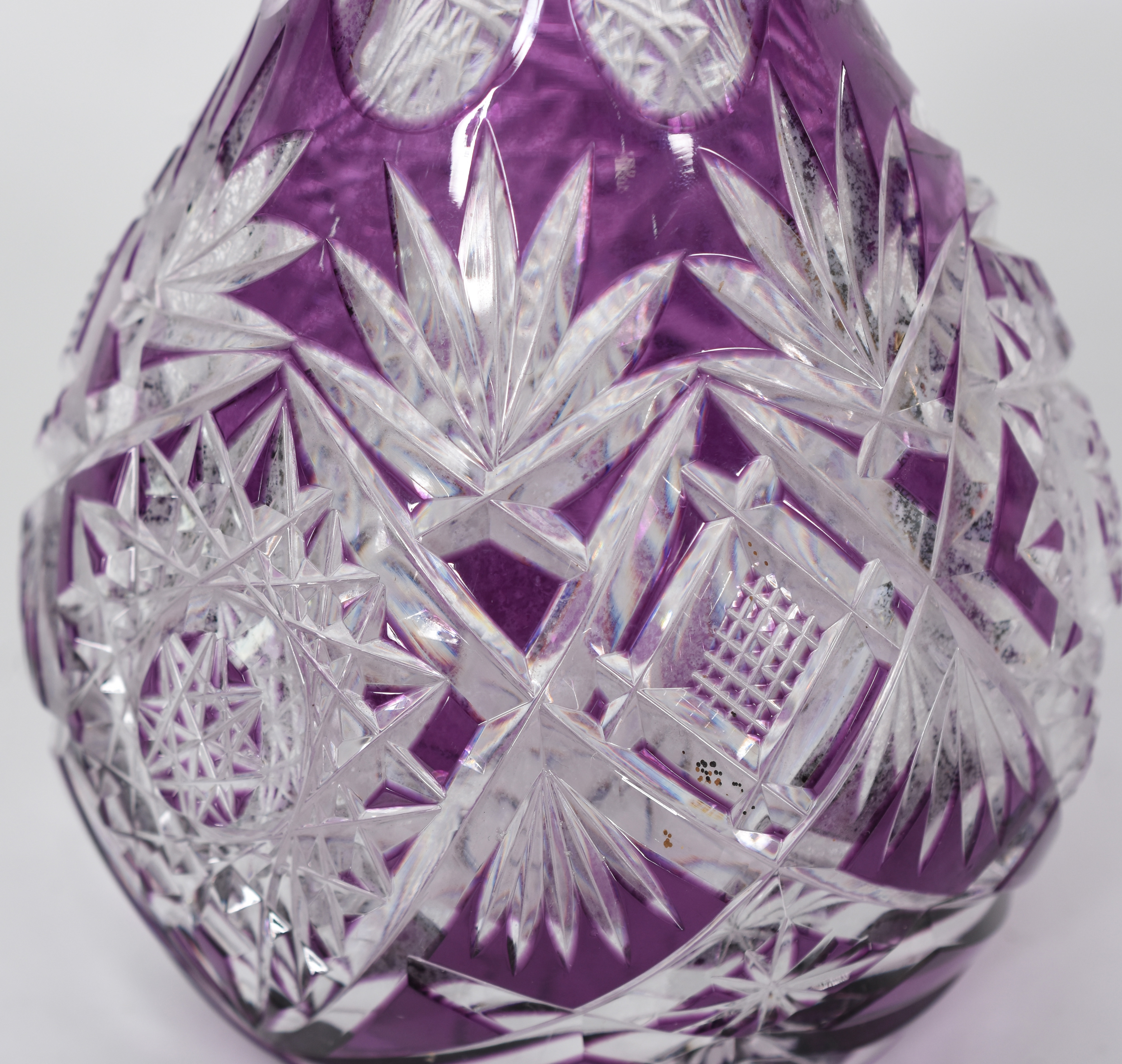 Elegante Garrafa de cristal ricamente lapidado, doublé lilás, gargalo... - foto 4 de 4