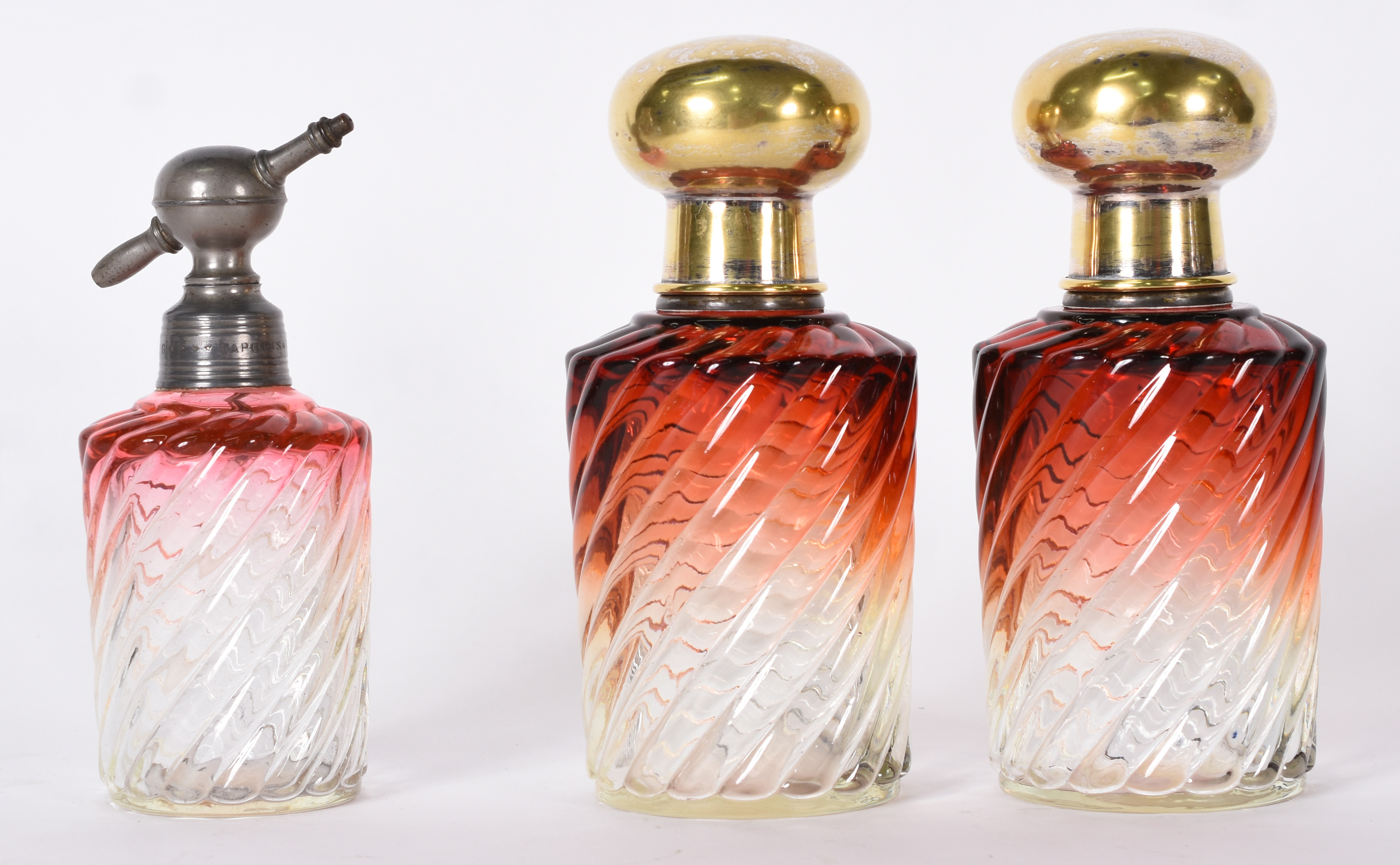 Três frascos de cristal frances para toilette, gomos retorcidos na... - foto 1 de 4