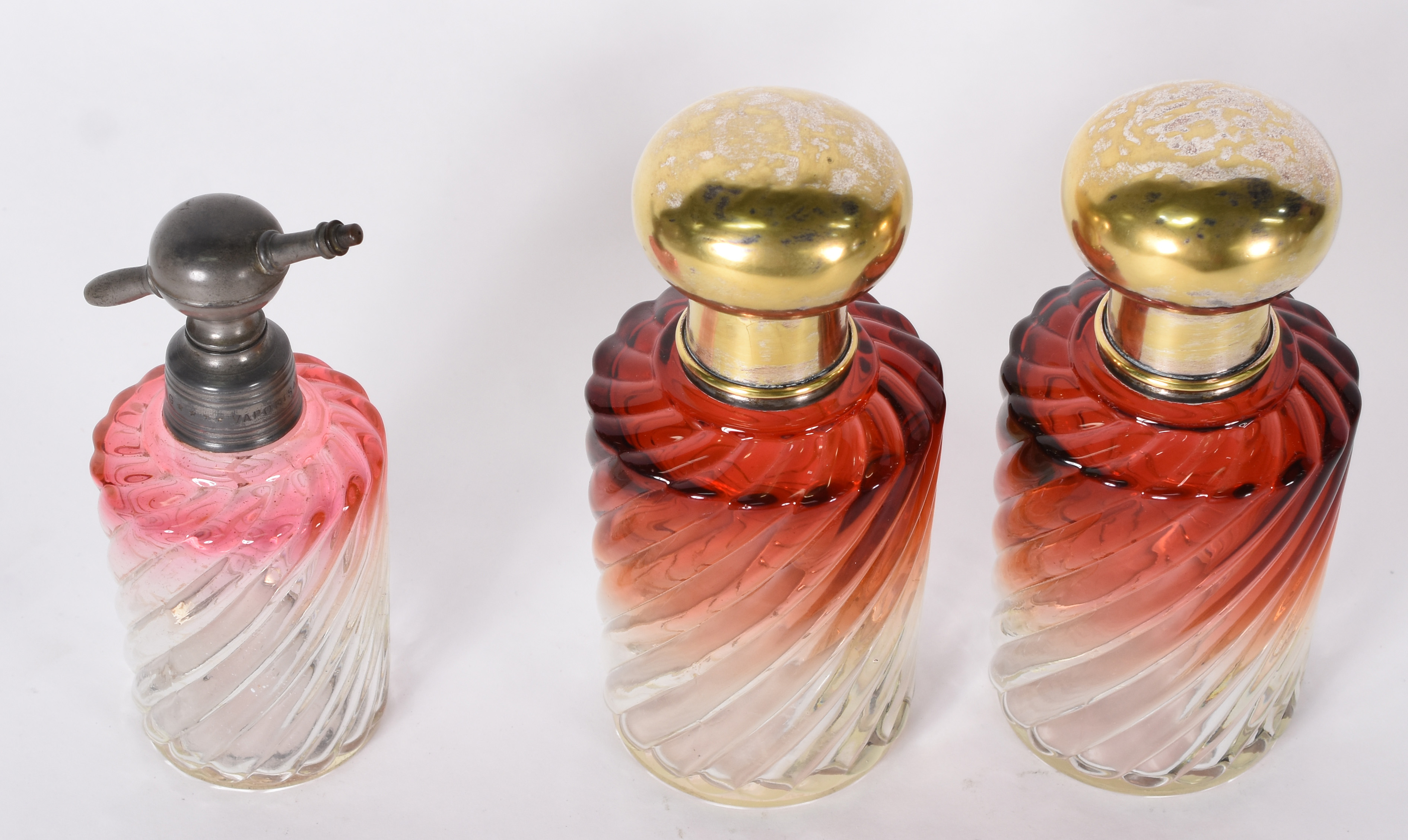 Três frascos de cristal frances para toilette, gomos retorcidos na... - foto 2 de 4