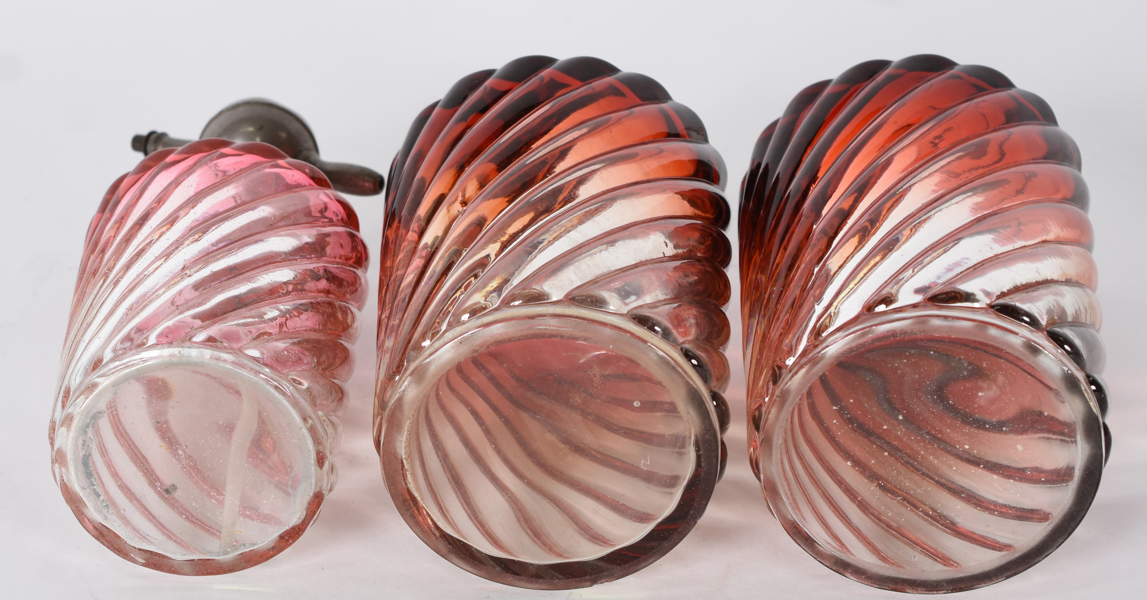 Três frascos de cristal frances para toilette, gomos retorcidos na... - foto 4 de 4
