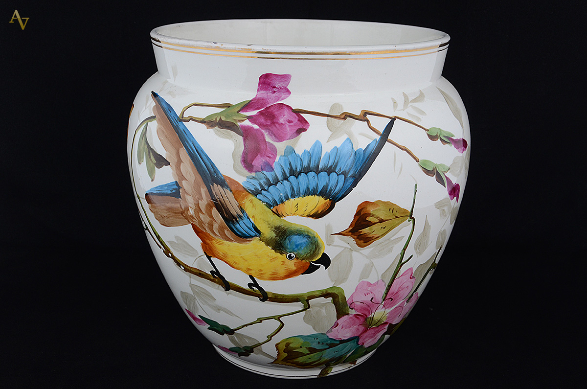 Cachepot de porcelana com pássaros e flores em policromia. Altura 28... - foto 1 de 2