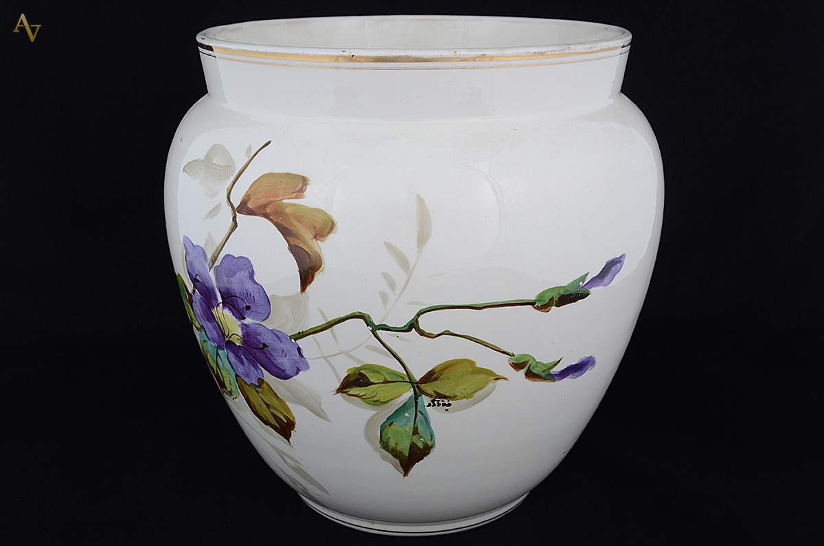 Cachepot de porcelana com pássaros e flores em policromia. Altura 28... - foto 2 de 2