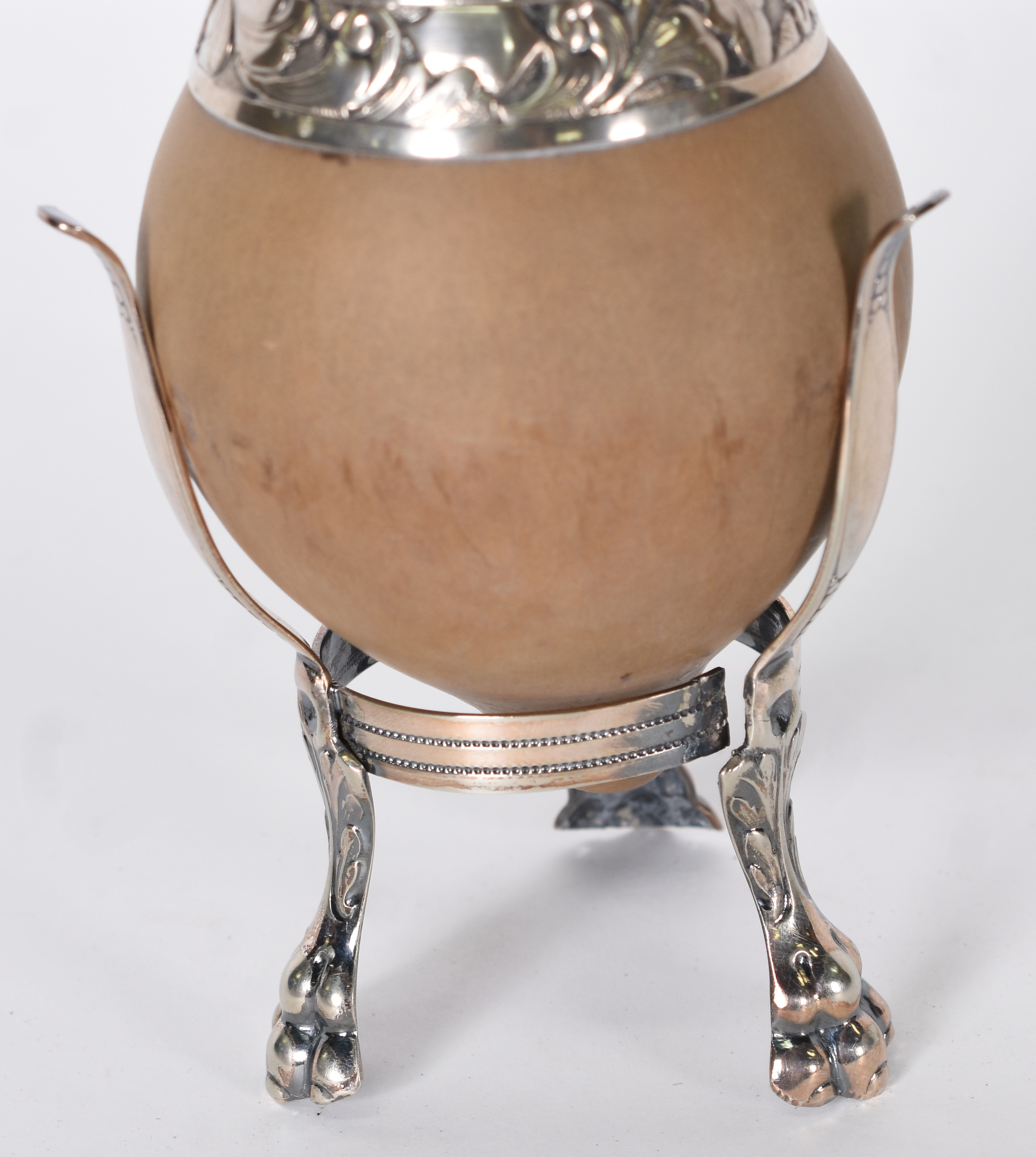 Cuia para chimarrão com borda de prata e base de metal prateado... - foto 2 de 5