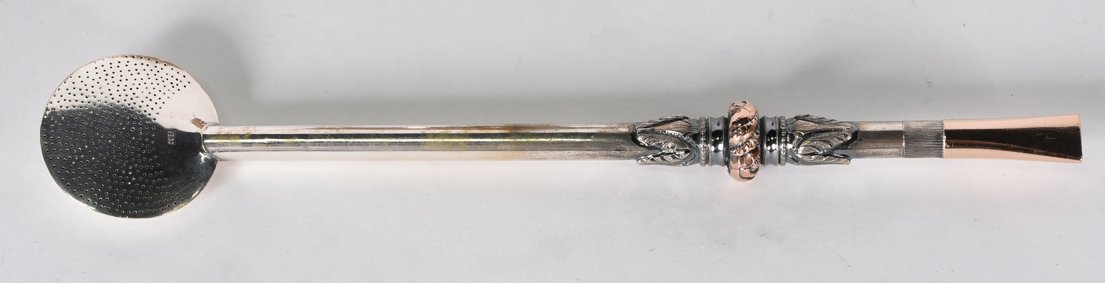 Cuia para chimarrão com borda de prata e base de metal prateado... - foto 3 de 5
