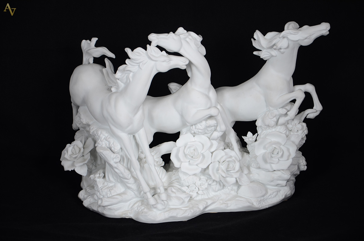 Grupo escultórico de biscuit representando cavalos. Altura 29 cm.